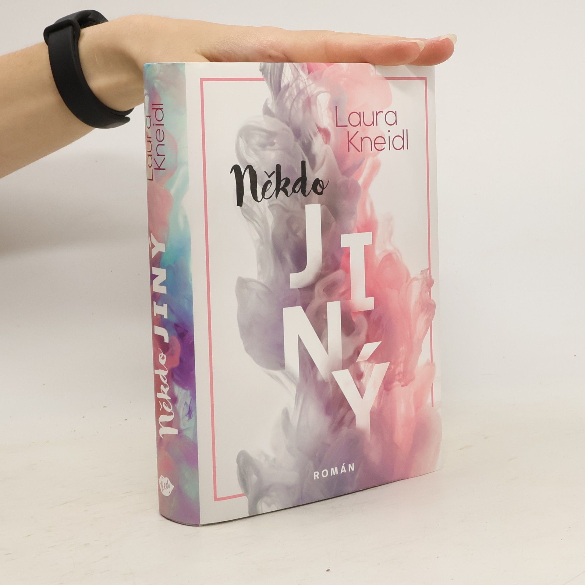Laura Kneidl Někdo jiný
