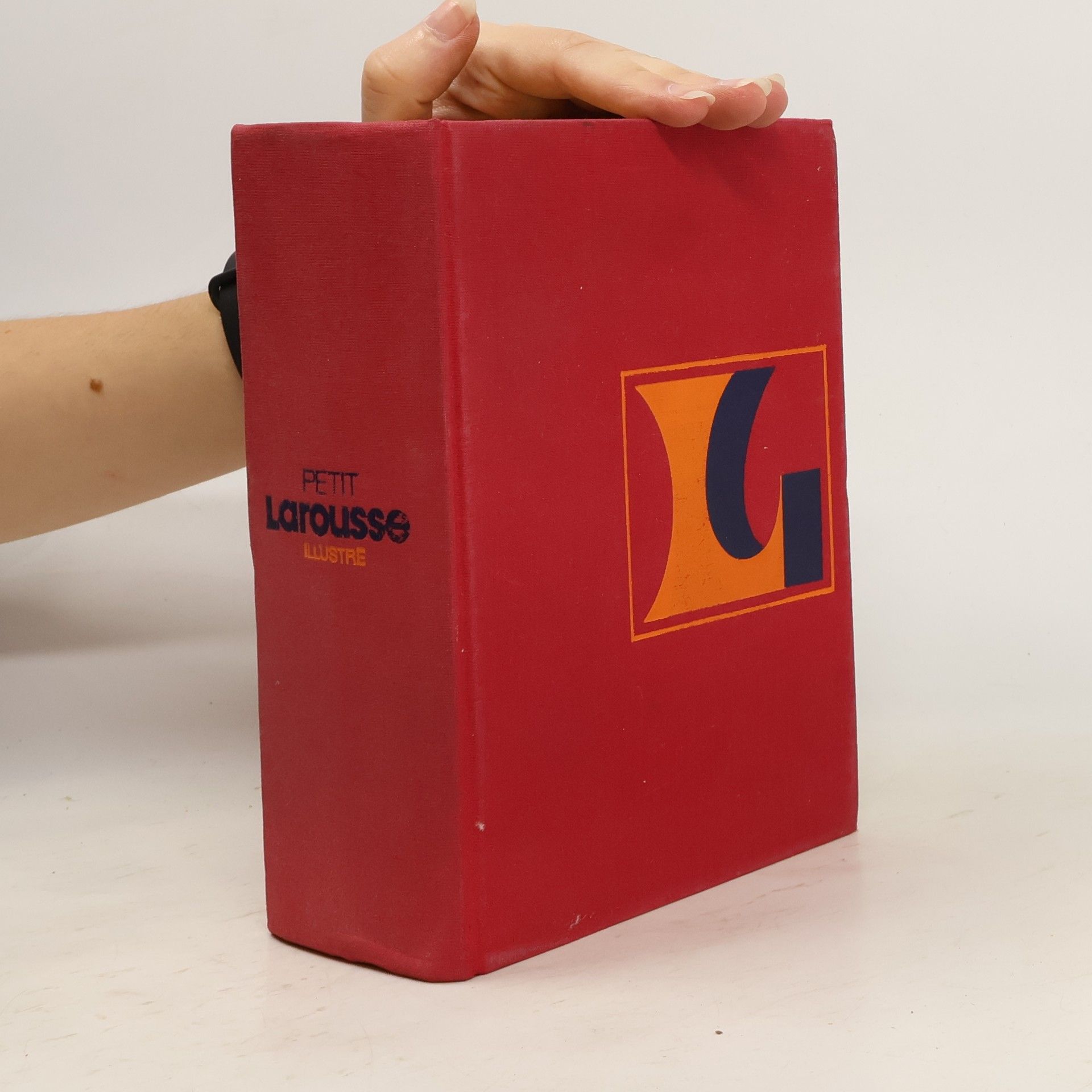 Collectif d'auteurs Petit Larousse illustré, 1976 : 71 000 articles, 5535 illustrations en noir, 215 cartes en noir, 56 pages en couleurs, dont 26 hors-texte cartographiques, et un atlas en couleurs à la fin de l'ouvrage