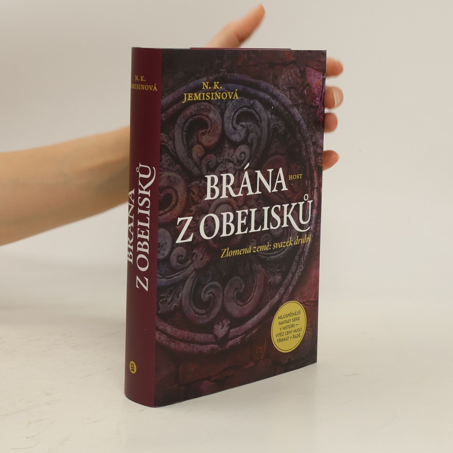 N. K. Jemisin Zlomená země. Svazek druhý, Brána z obelisků