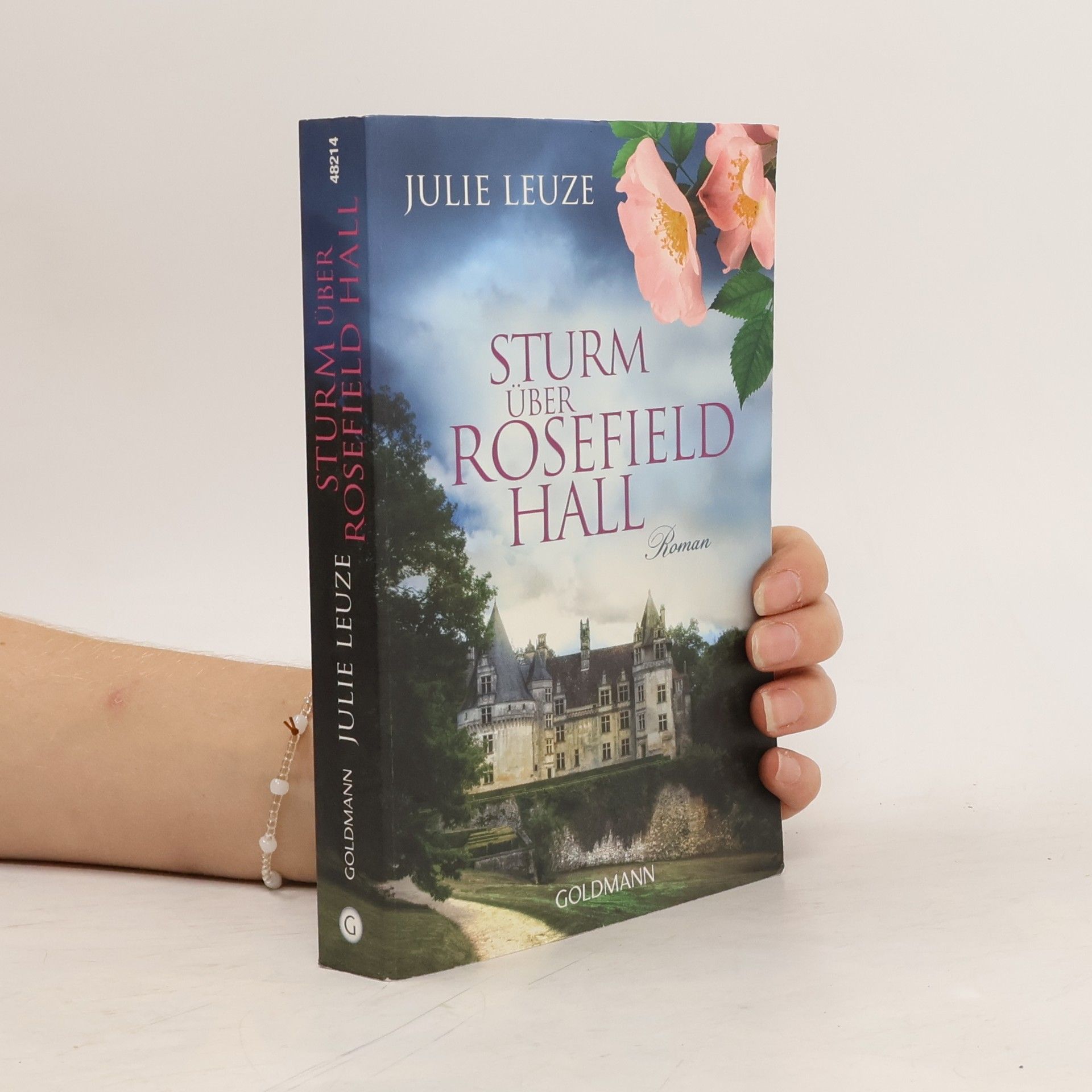 Julie Leuze Sturm über Rosefield Hall