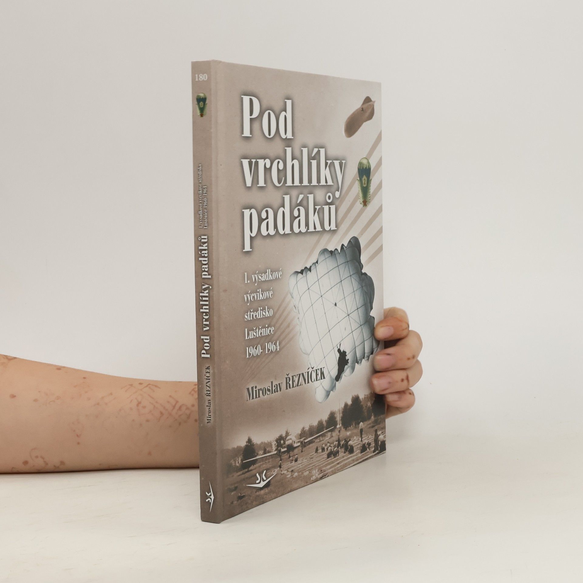 Miroslav Řezníček Pod vrchlíky padáků