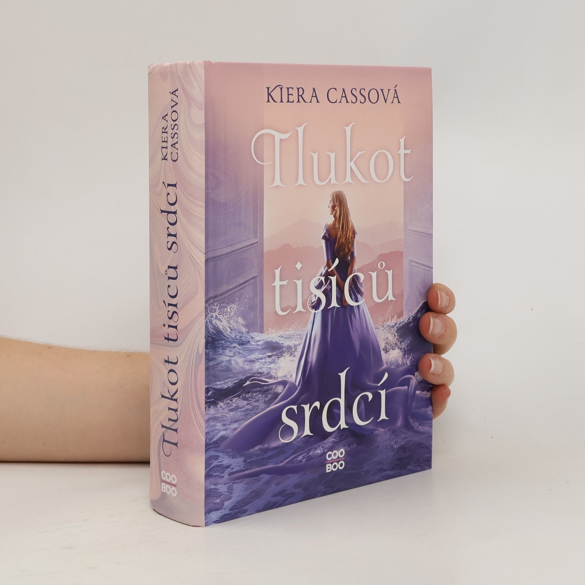 Kiera Cass Tlukot tisíců srdcí