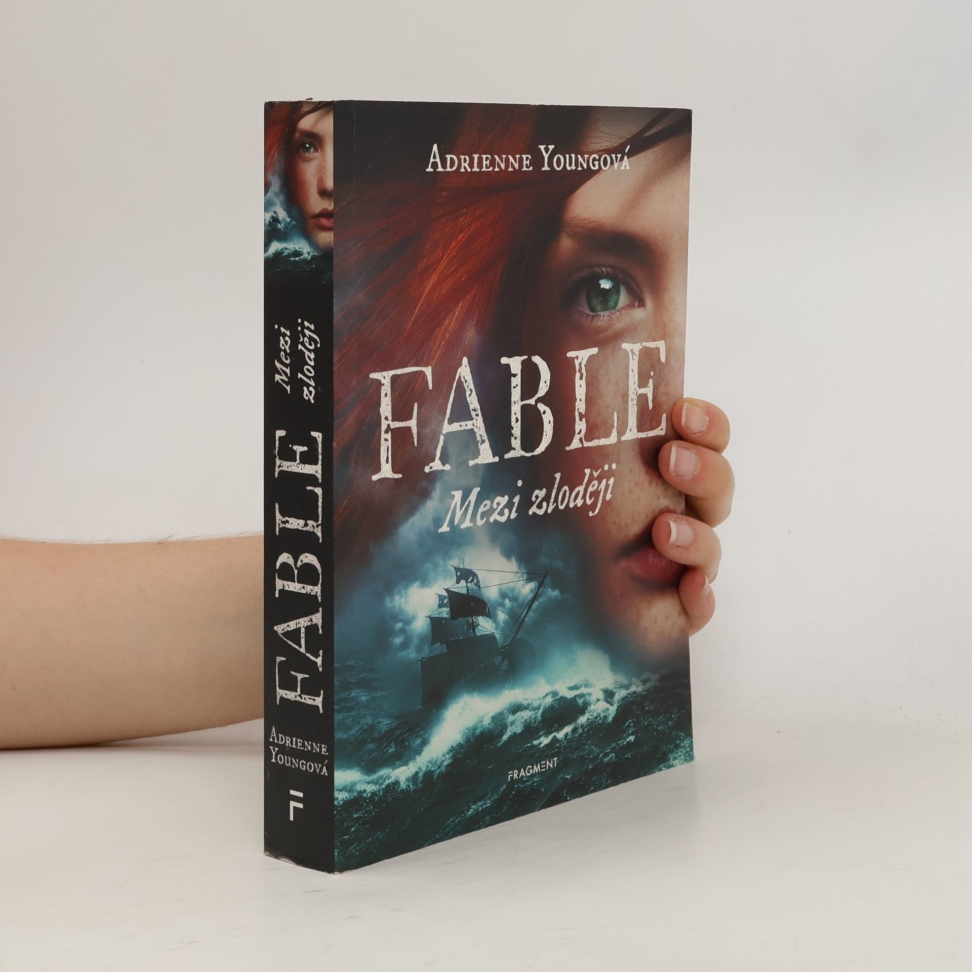Adrienne Young Fable. Mezi zloději