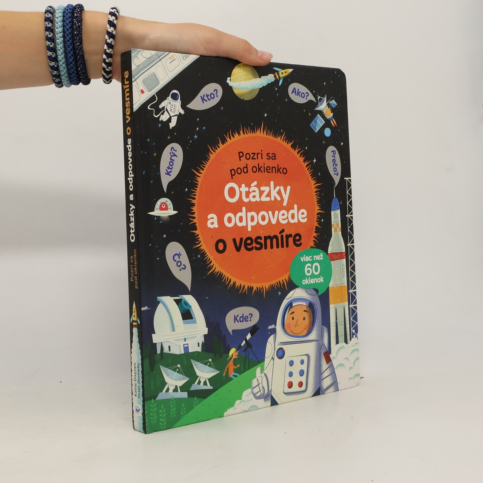 Katie Daynes Pozri sa pod okénko. Otázky a odpovede o vesmíre