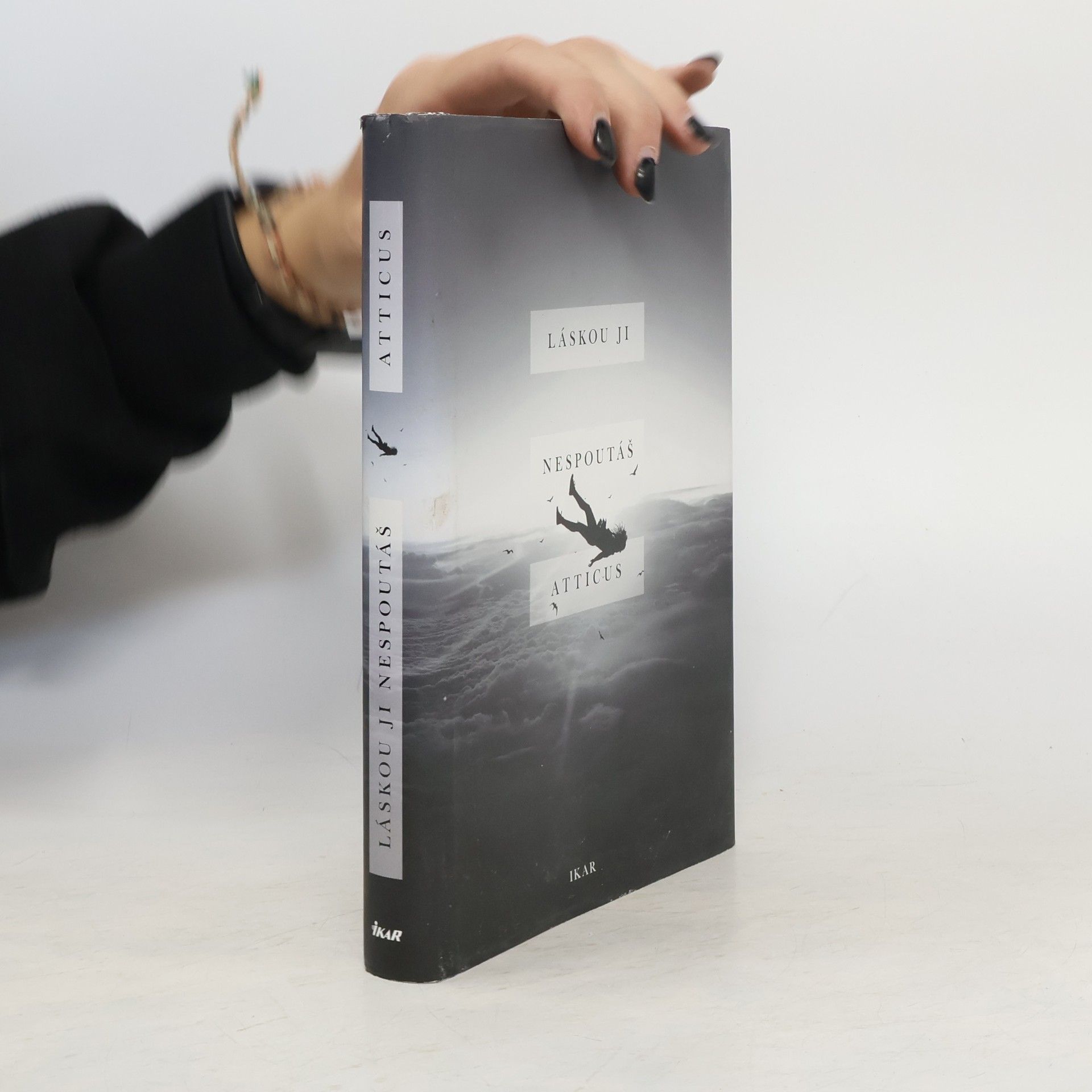 Atticus Láskou ji nespoutáš