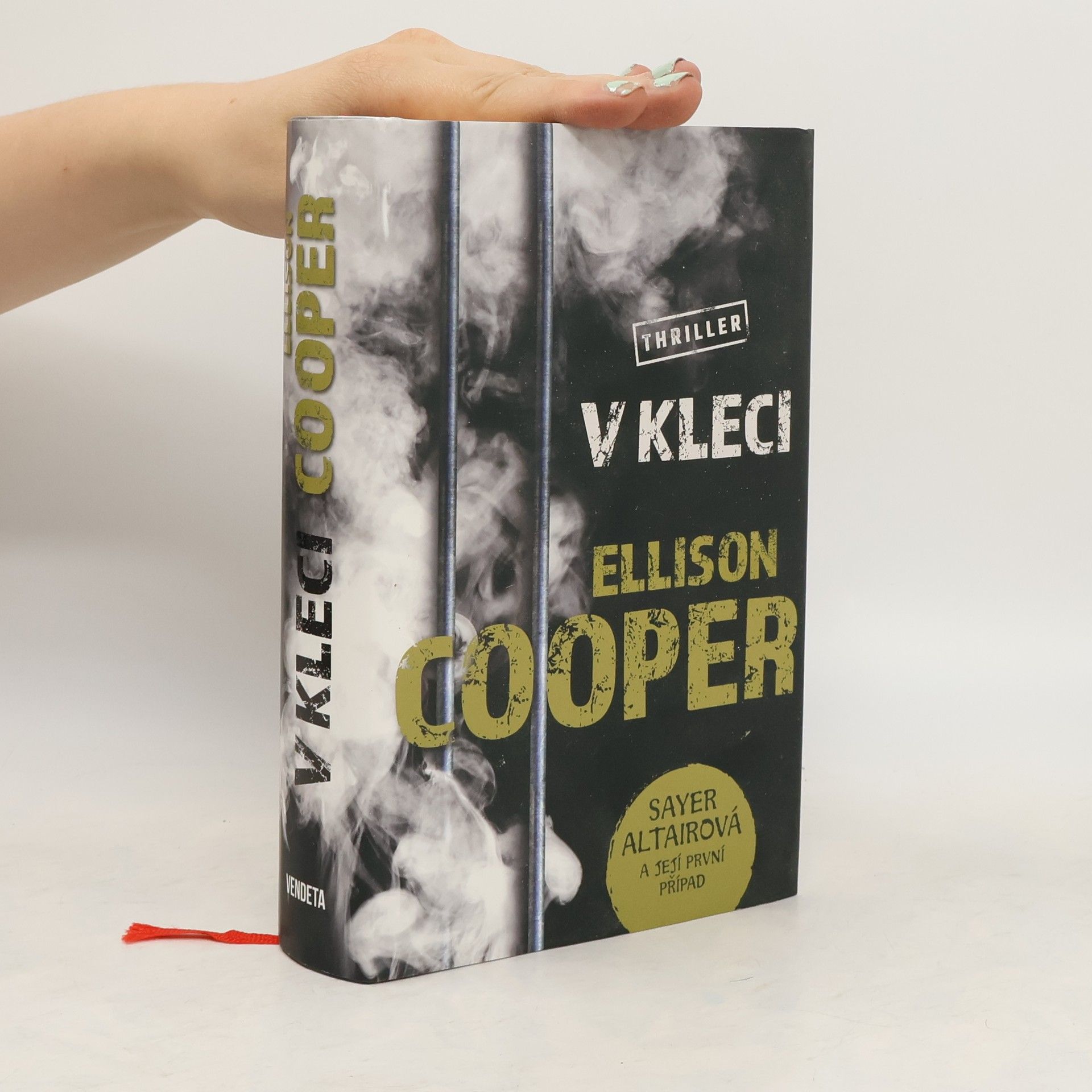 Ellison Cooper V kleci