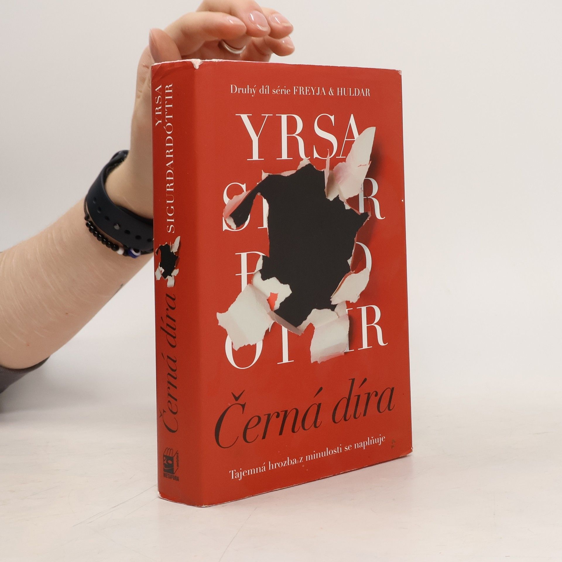 Yrsa Sigurðardóttir Černá díra