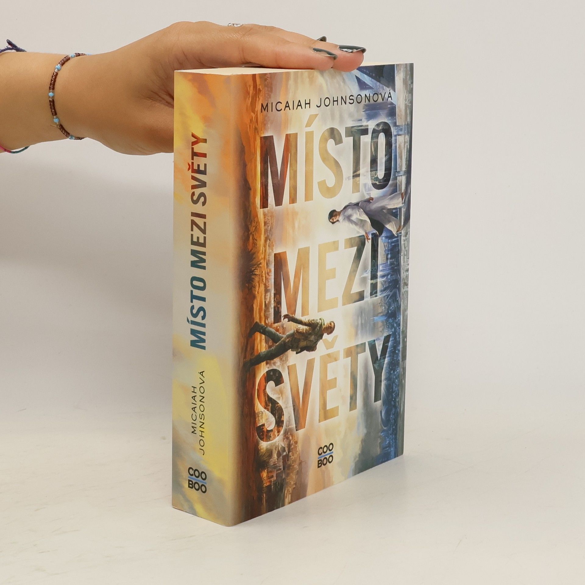 Micaiah Johnson Místo mezi světy