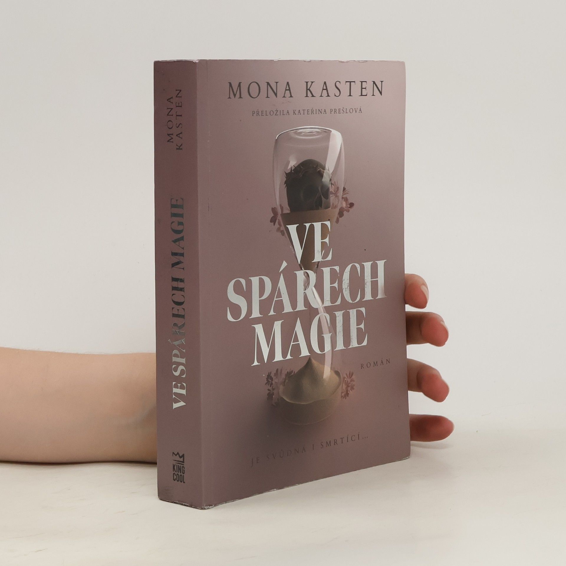 Mona Kasten Ve spárech magie