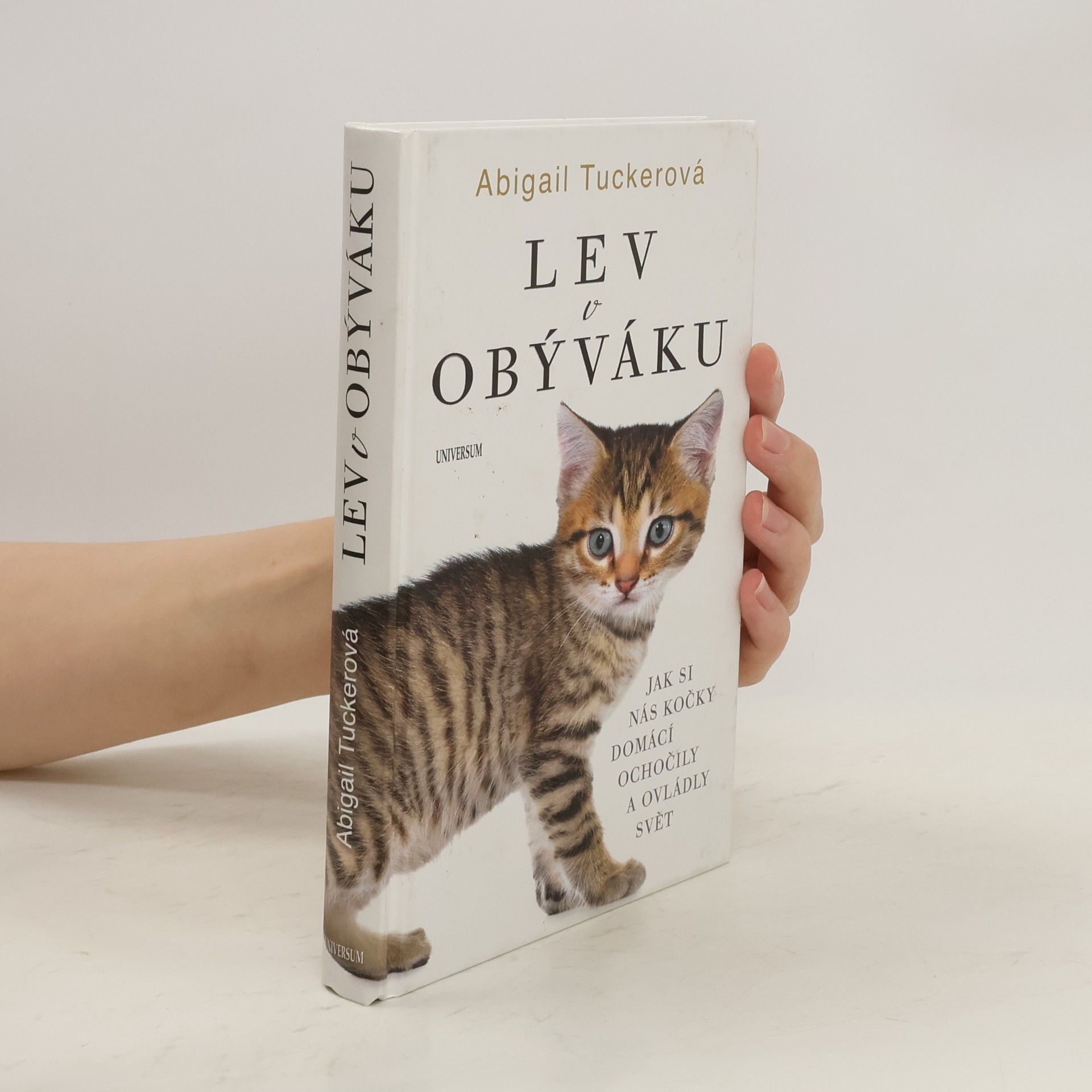 Abigail Tucker Lev v obýváku: Jak si nás kočky domácí ochočily a ovládly svět