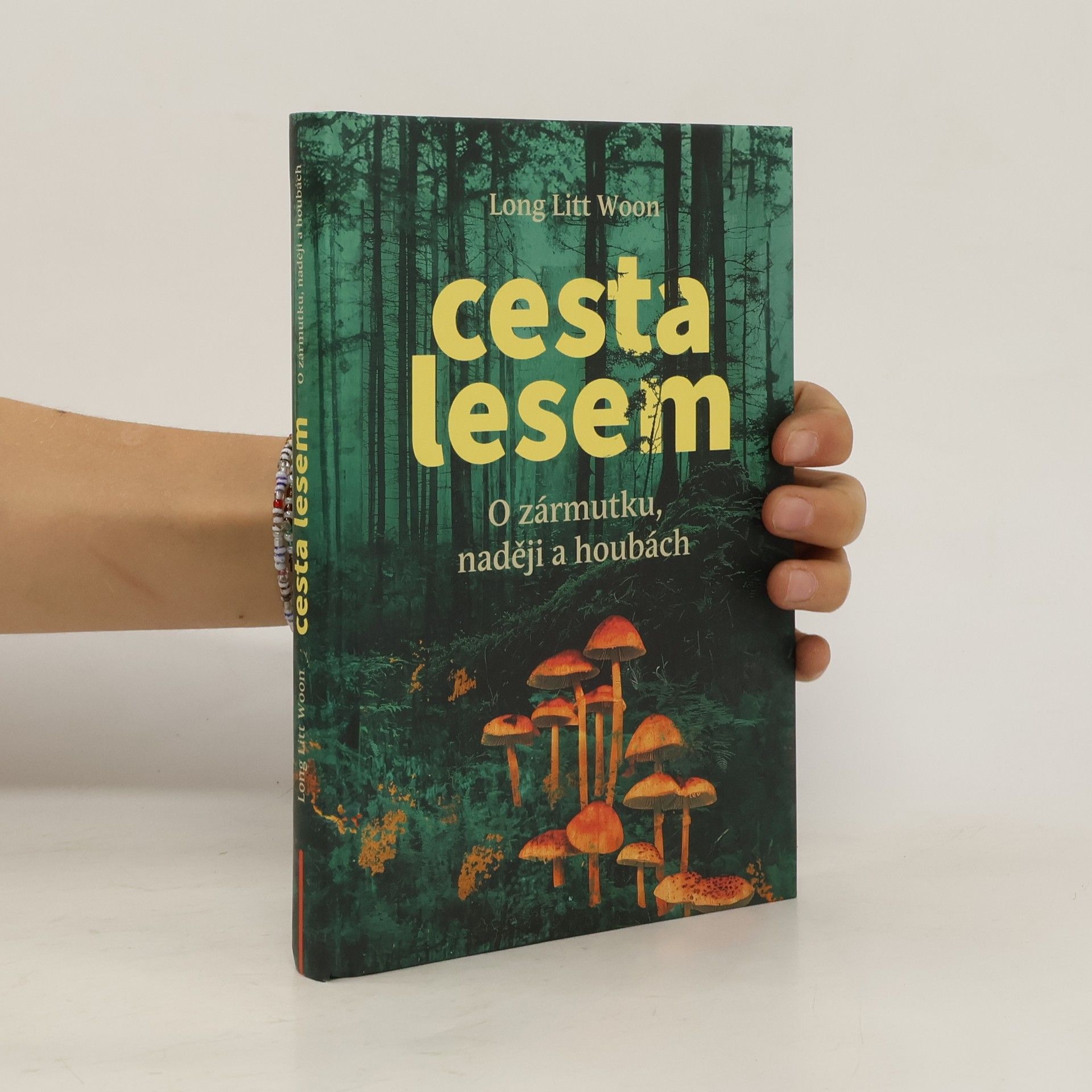 Litt Woon Long Cesta lesem. O zármutku, nadějí a houbách