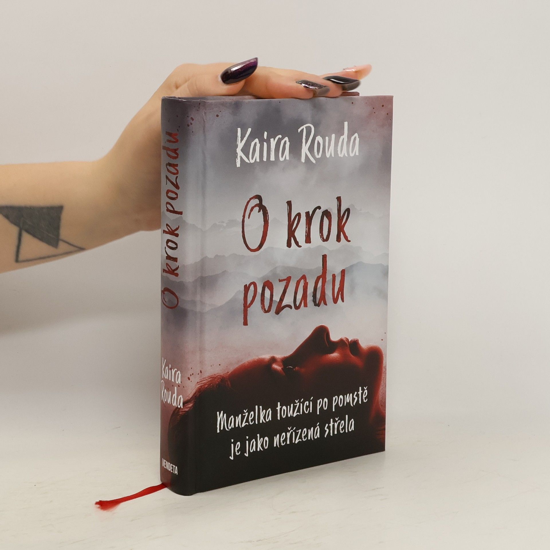 Kaira Sturdivant Rouda O krok pozadu