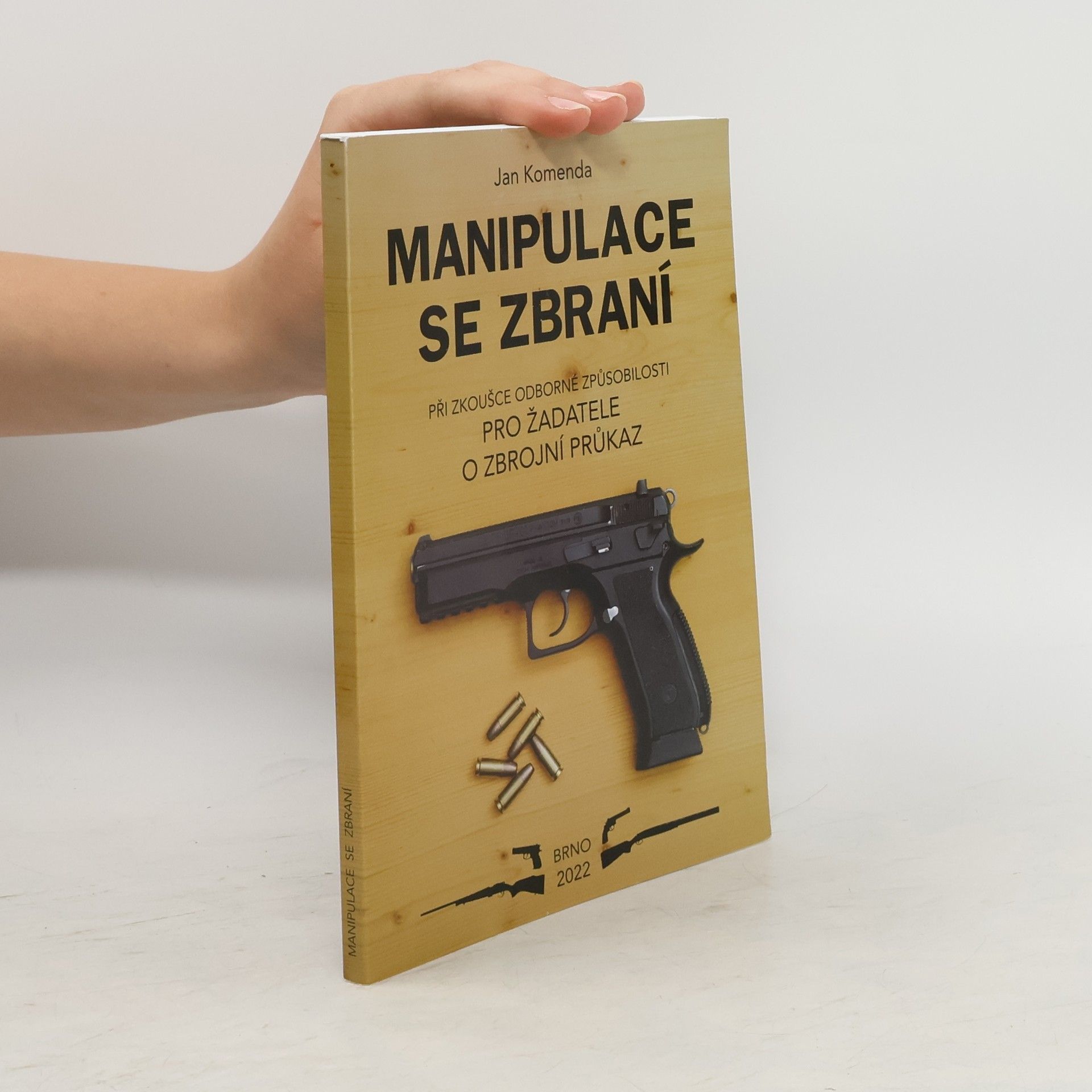 Jan Komenda Manipulace se zbraní při zkoušce odborné způsobilosti : pro žadatele o zbrojní průkaz