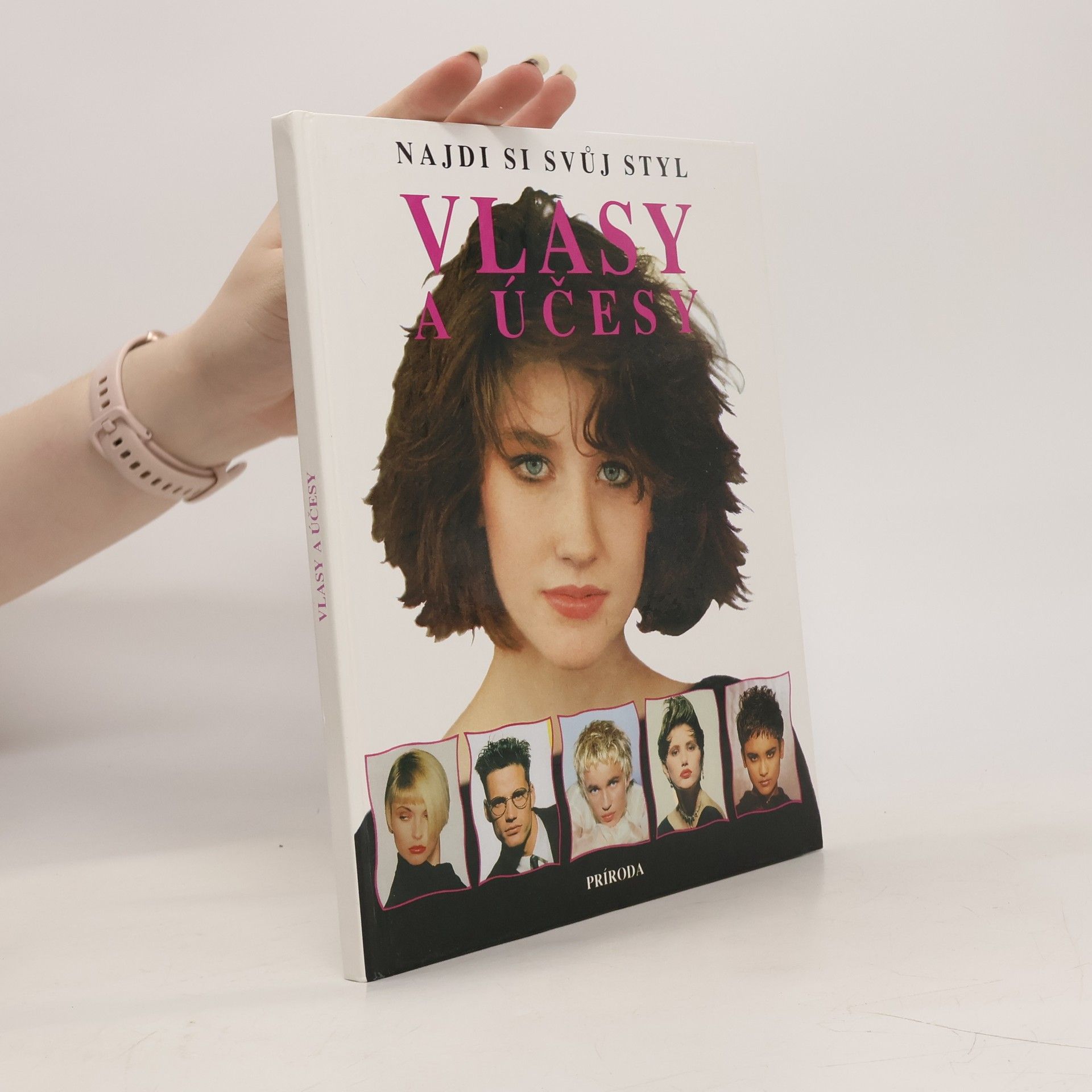 Paula Wood Vlasy a účesy