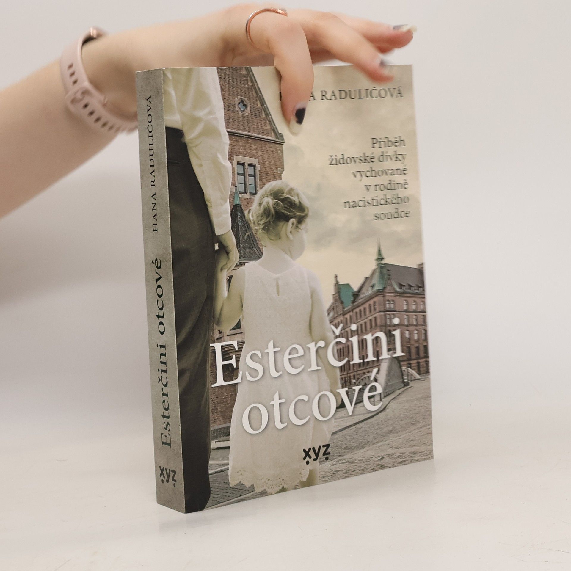 Hana Radulić Esterčini otcové : příběh židovské dívky vychované v rodině nacistického soudce