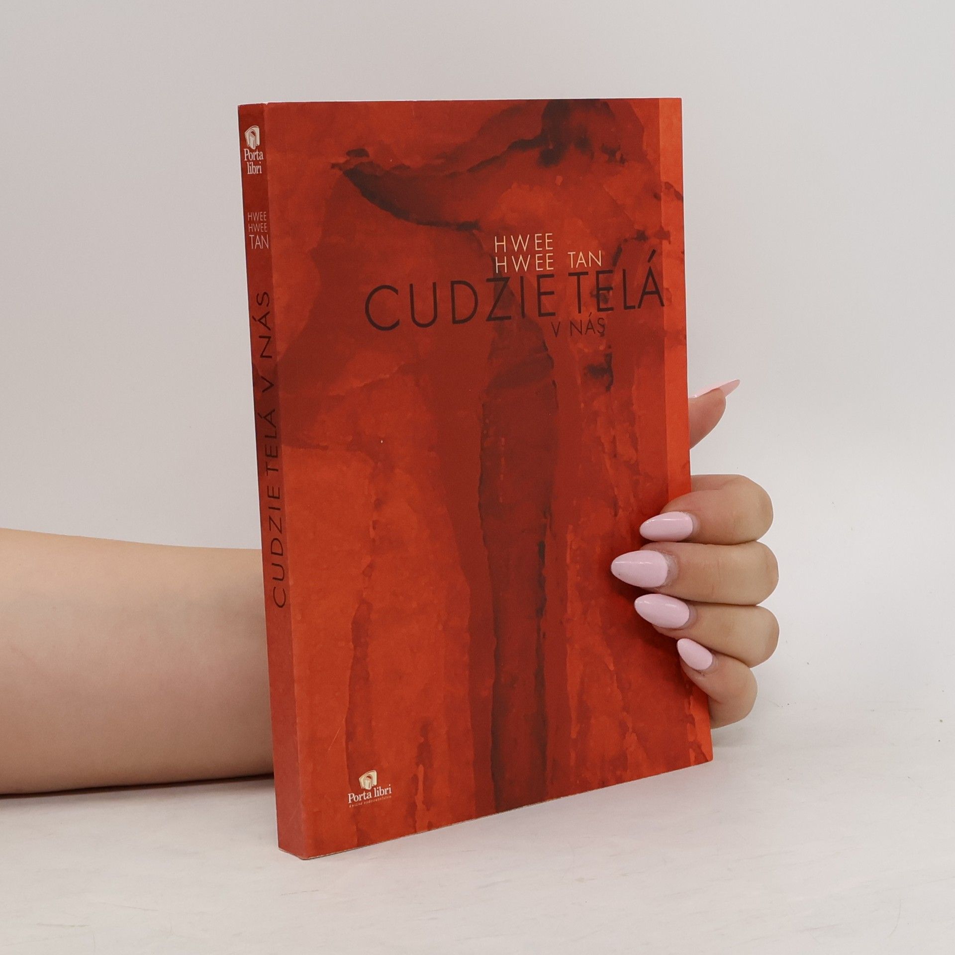 Hwee Tan Hwee Cudzie telá v nás
