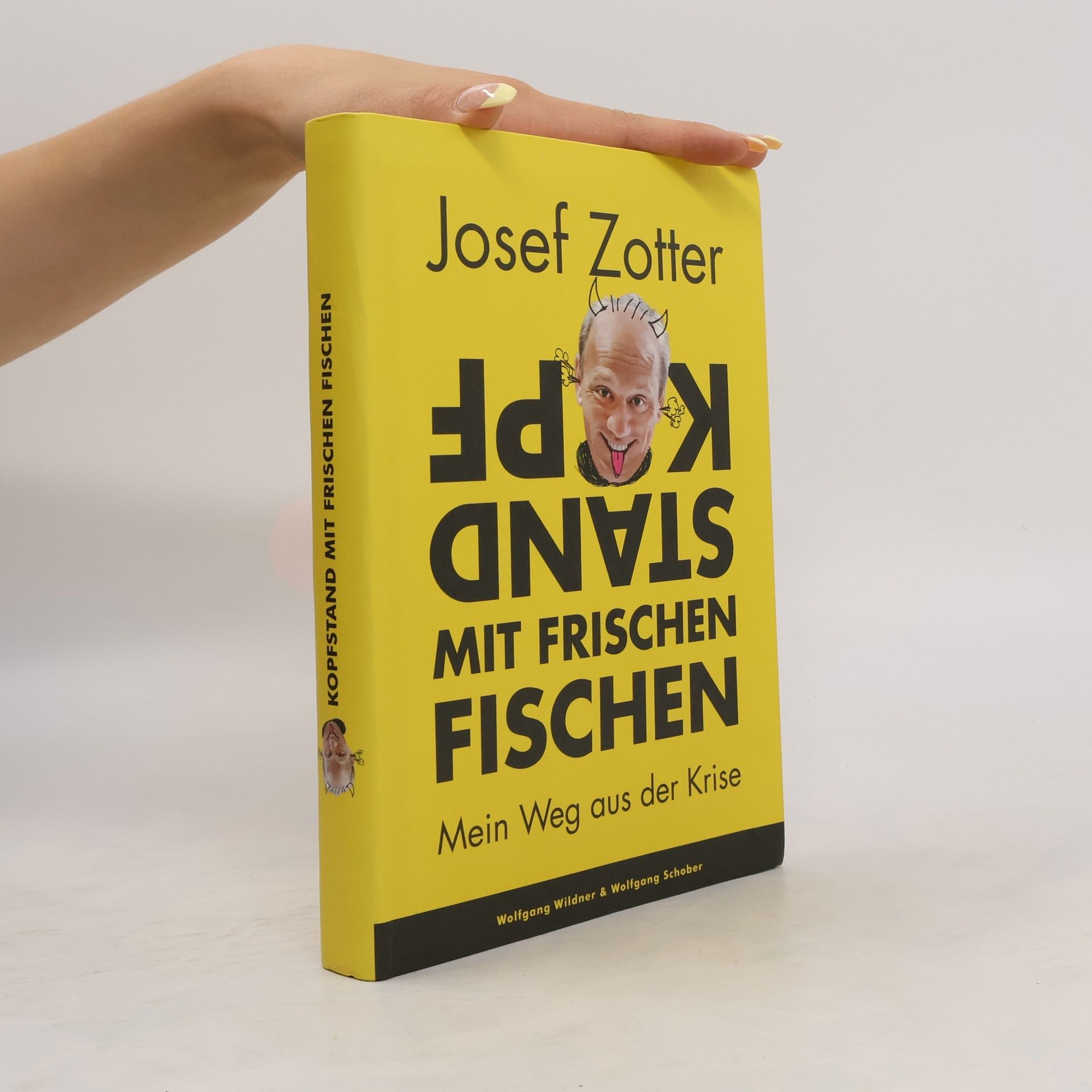 Josef Zotter Kopfstand mit frischen Fischen