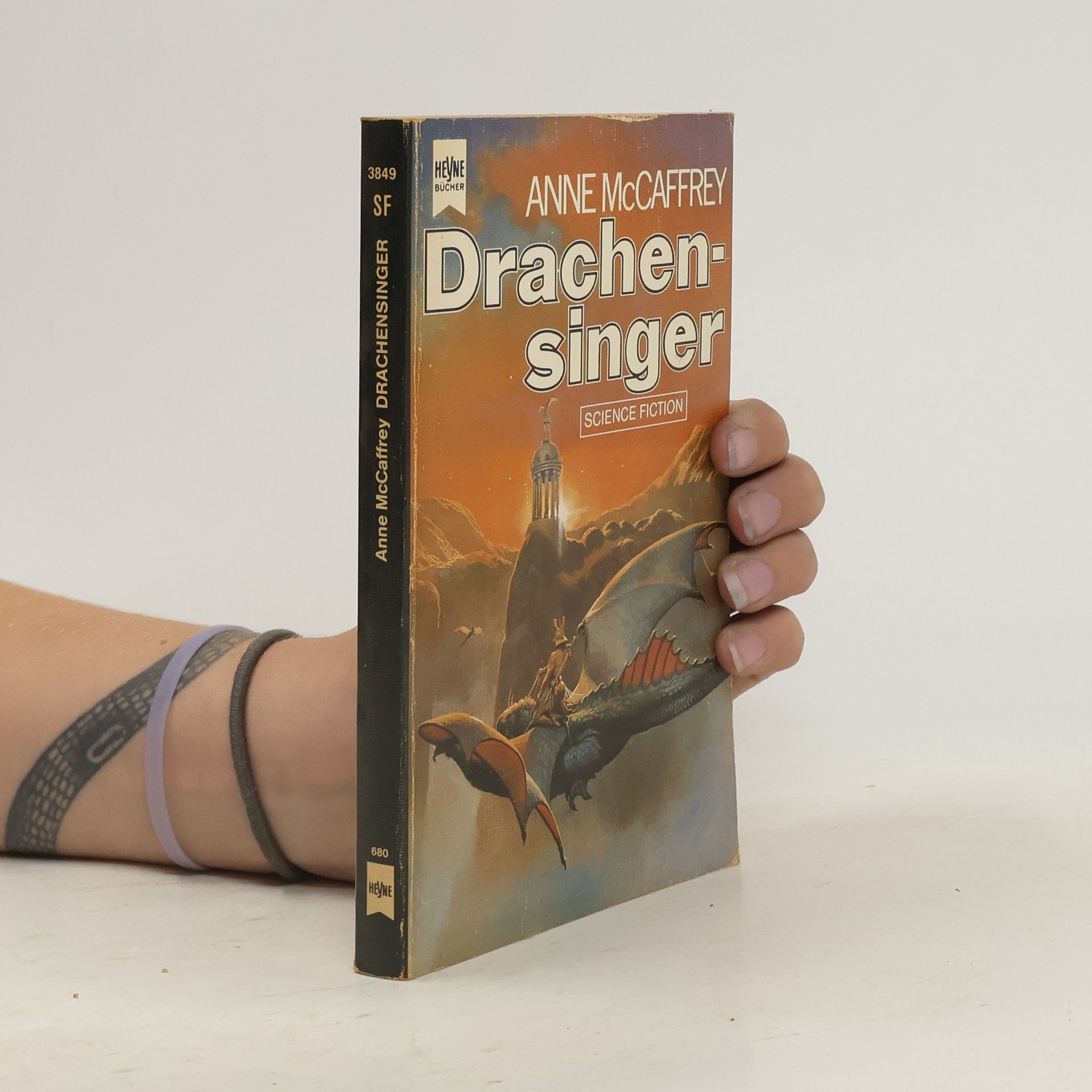 Anne Mac Caffrey Drachensinger. Science Fiction Roman. Übers. v. Birgit Reß-Bohusch