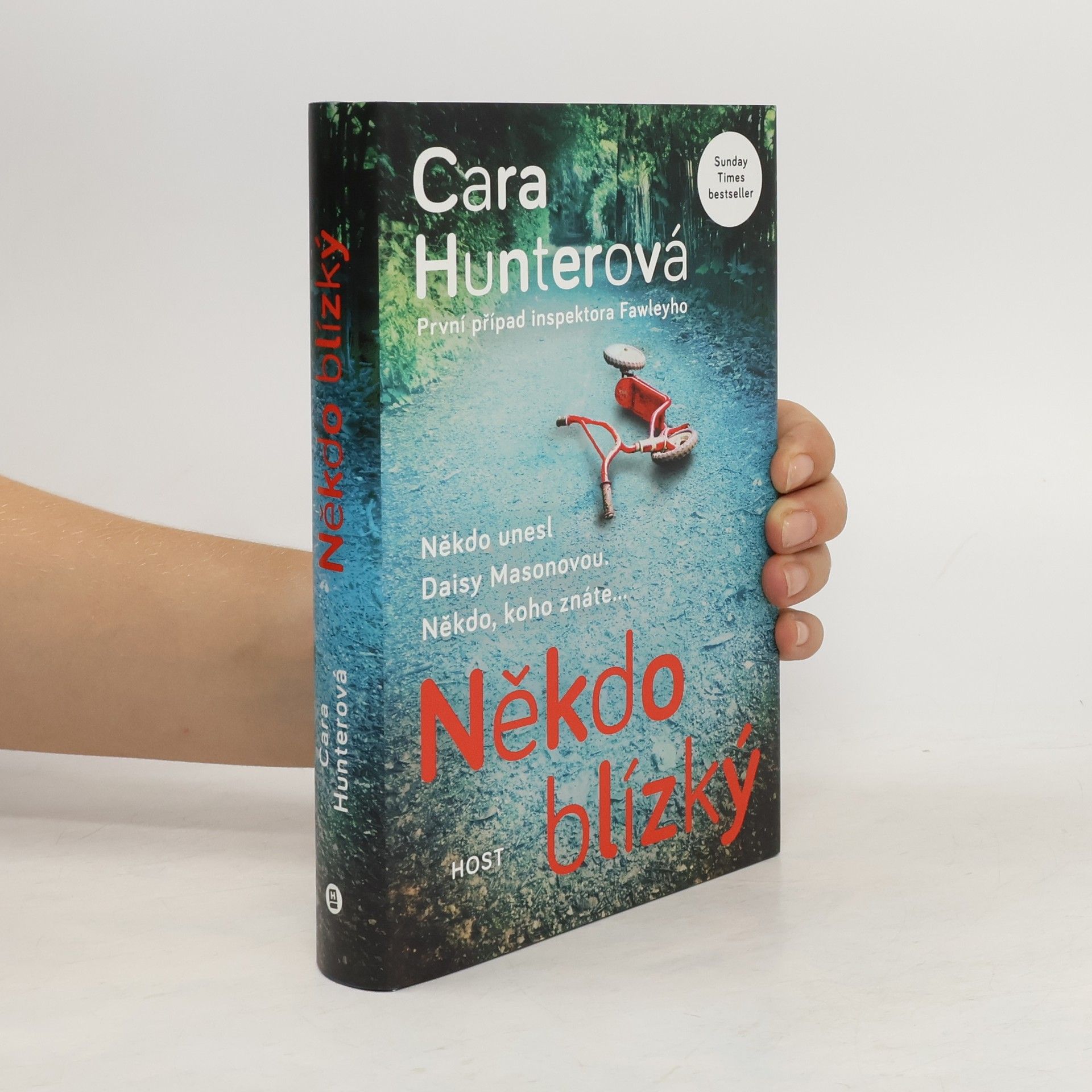 Cara Hunter Někdo blízký. První případ inspektora Fawleyho