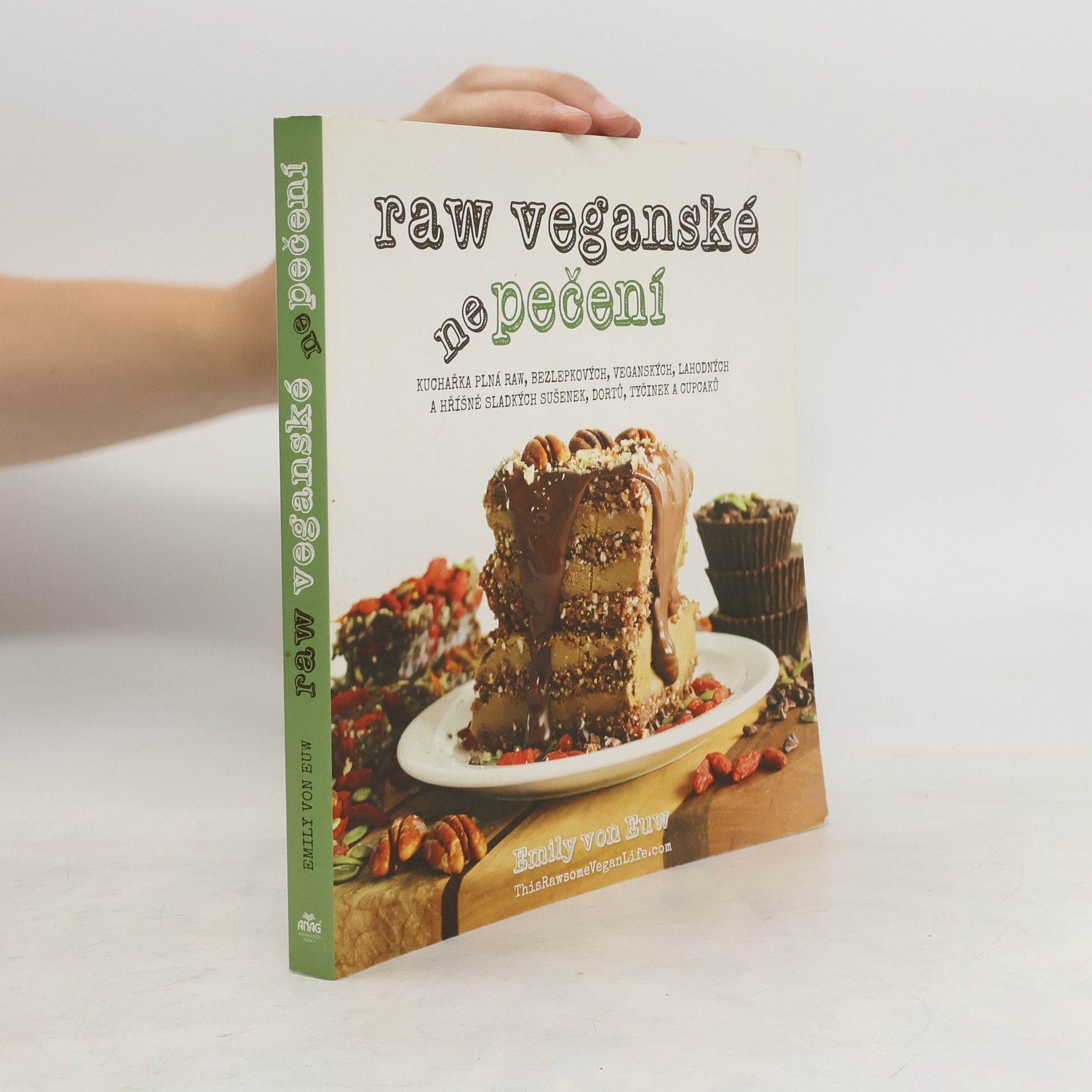 Emily Von Euw Raw veganské nepečení. Kuchařka plná raw, bezlepkových, veganských, lahodných a hříšně sladkých sušenek, dortů, tyčinek a cupcaků