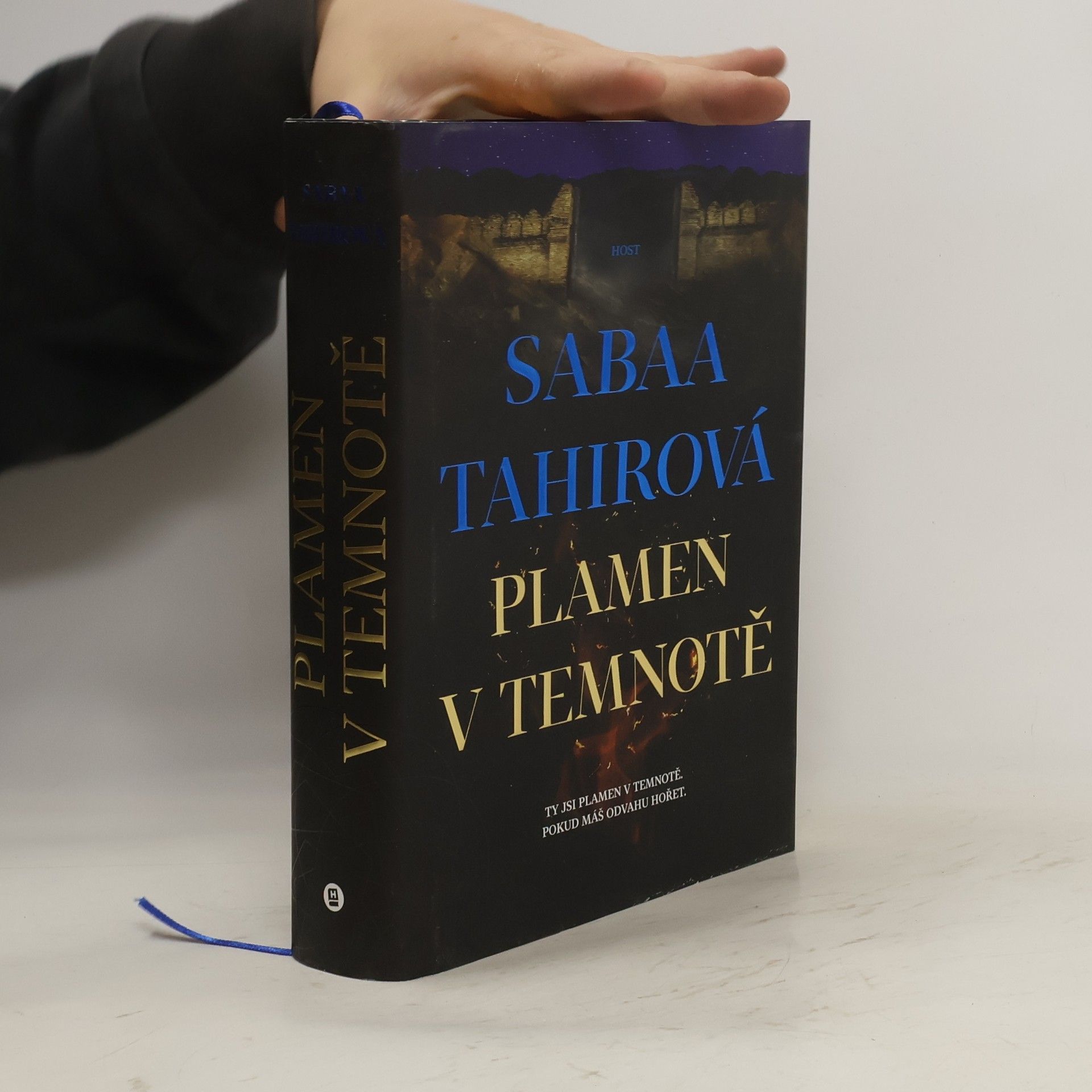 Sabaa Tahirová Plamen v temnotě