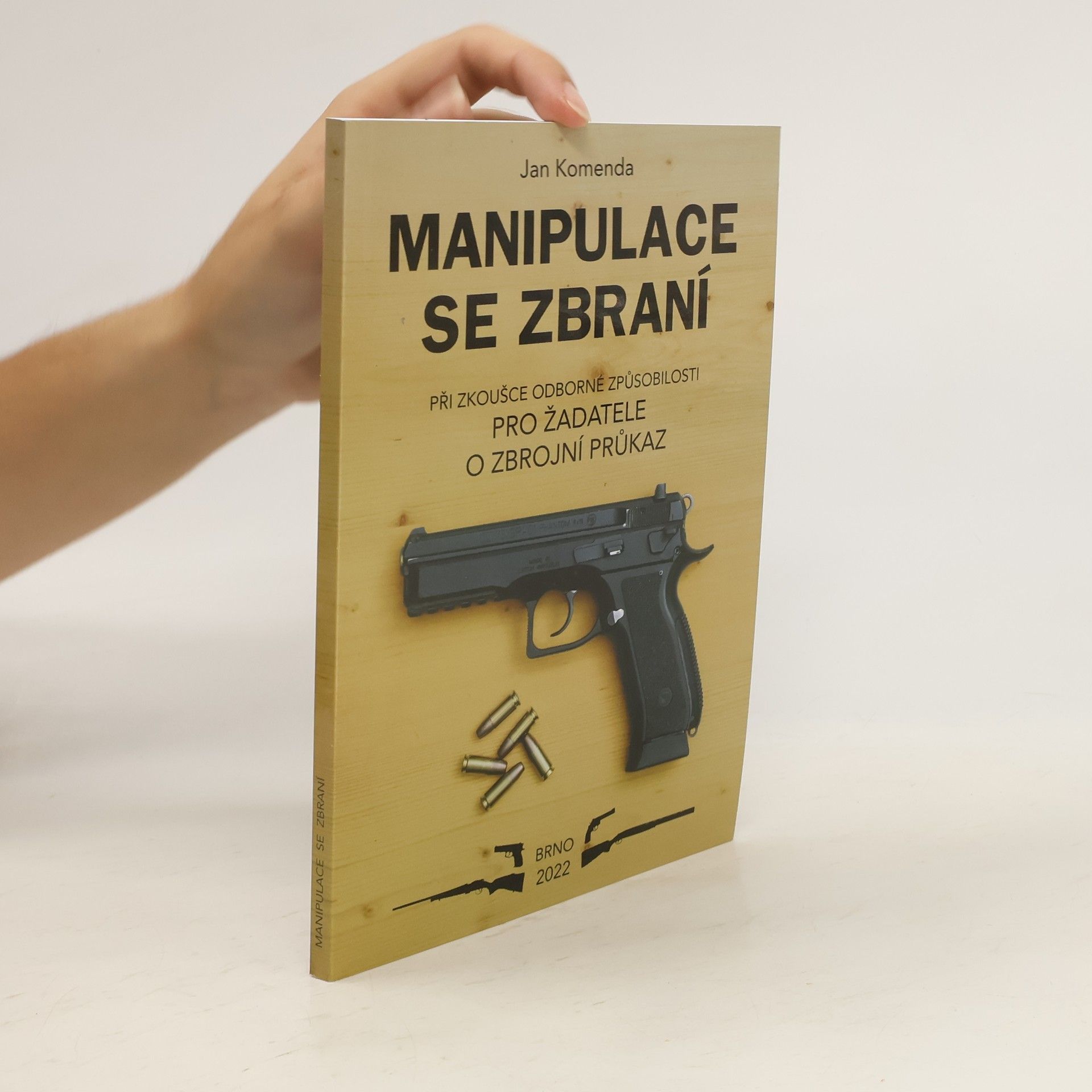 Jan Komenda Manipulace se zbraní při zkoušce odborné způsobilosti : pro žadatele o zbrojní průkaz