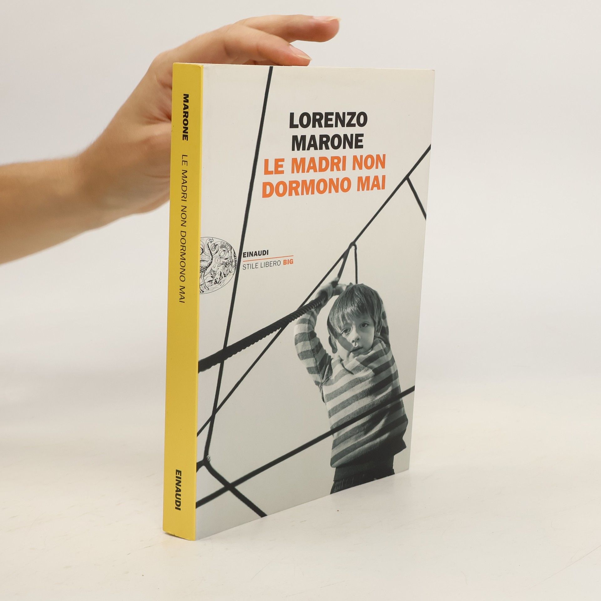 Lorenzo Marone LE MADRI NON DORMONO MAI.