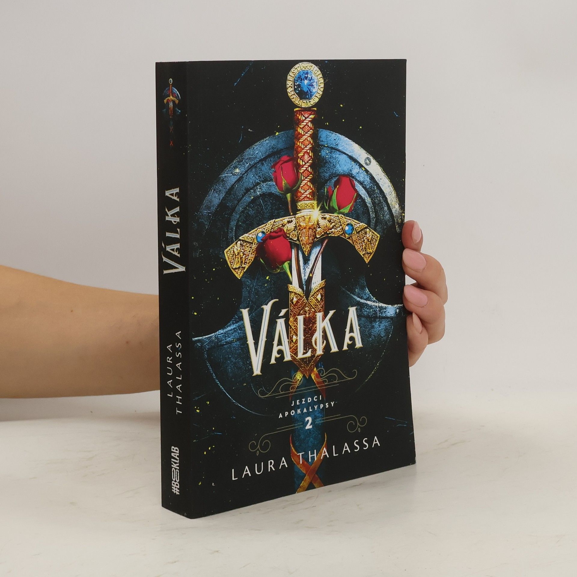 Laura Thalassa Válka
