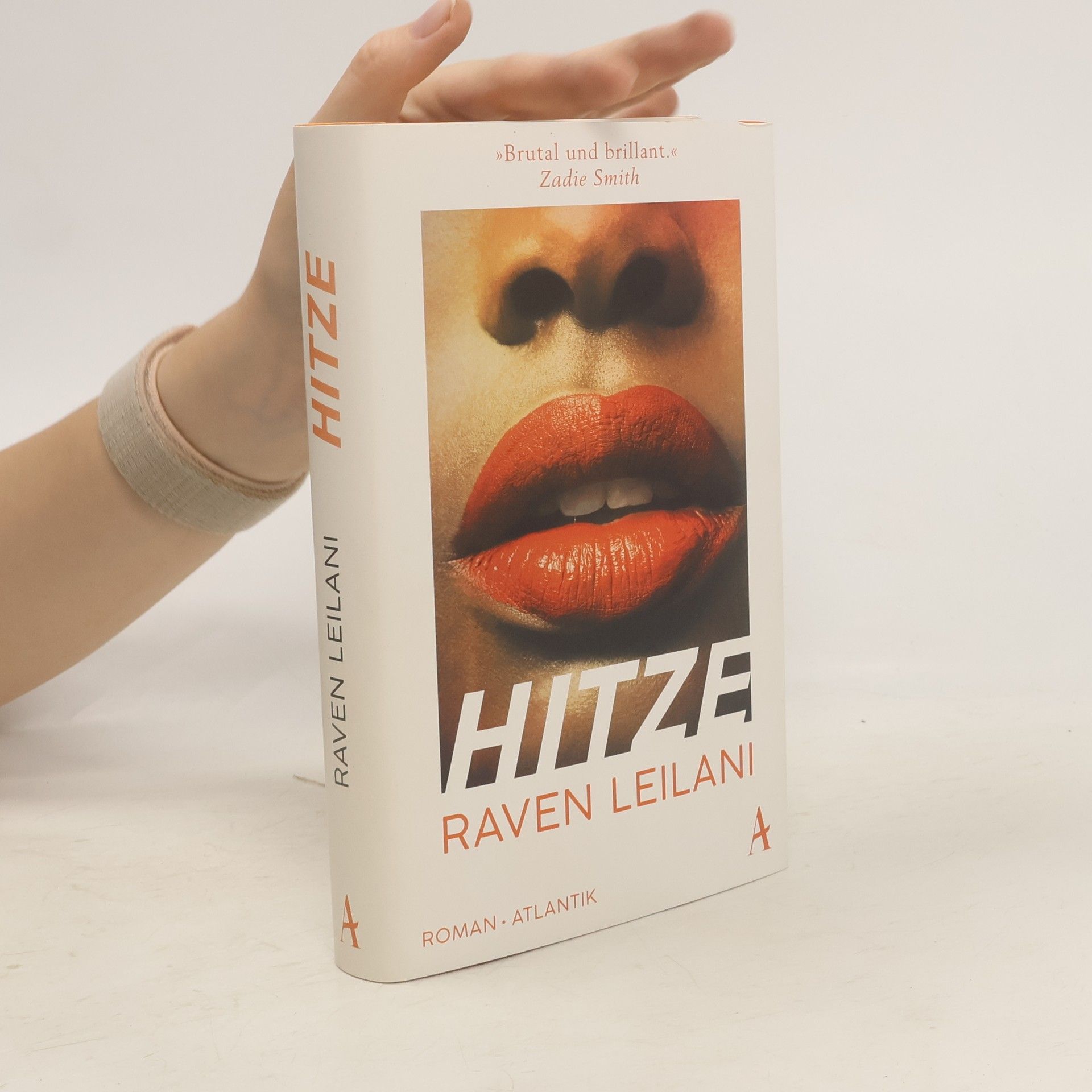 Raven Leilani Hitze