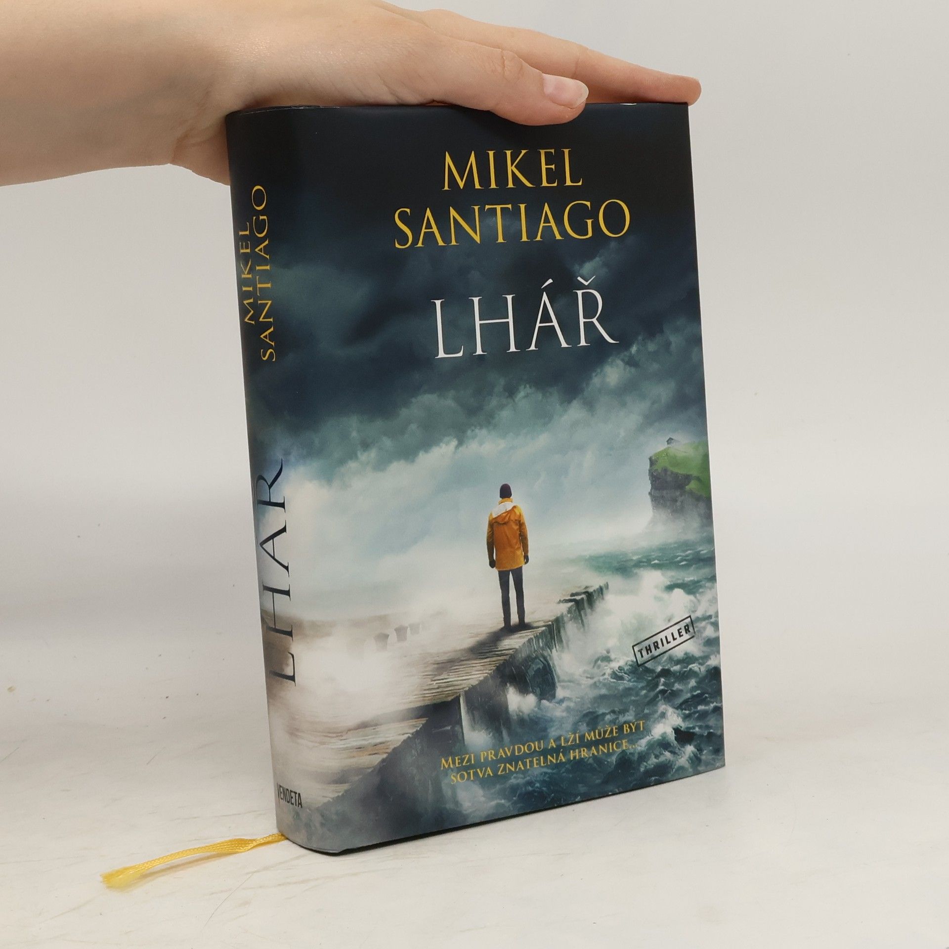 Mikel Santiago Lhář