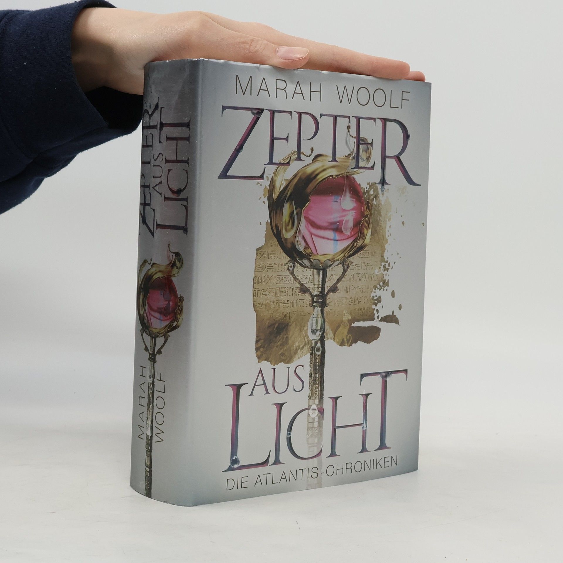 Marah Woolf Zepter aus Licht