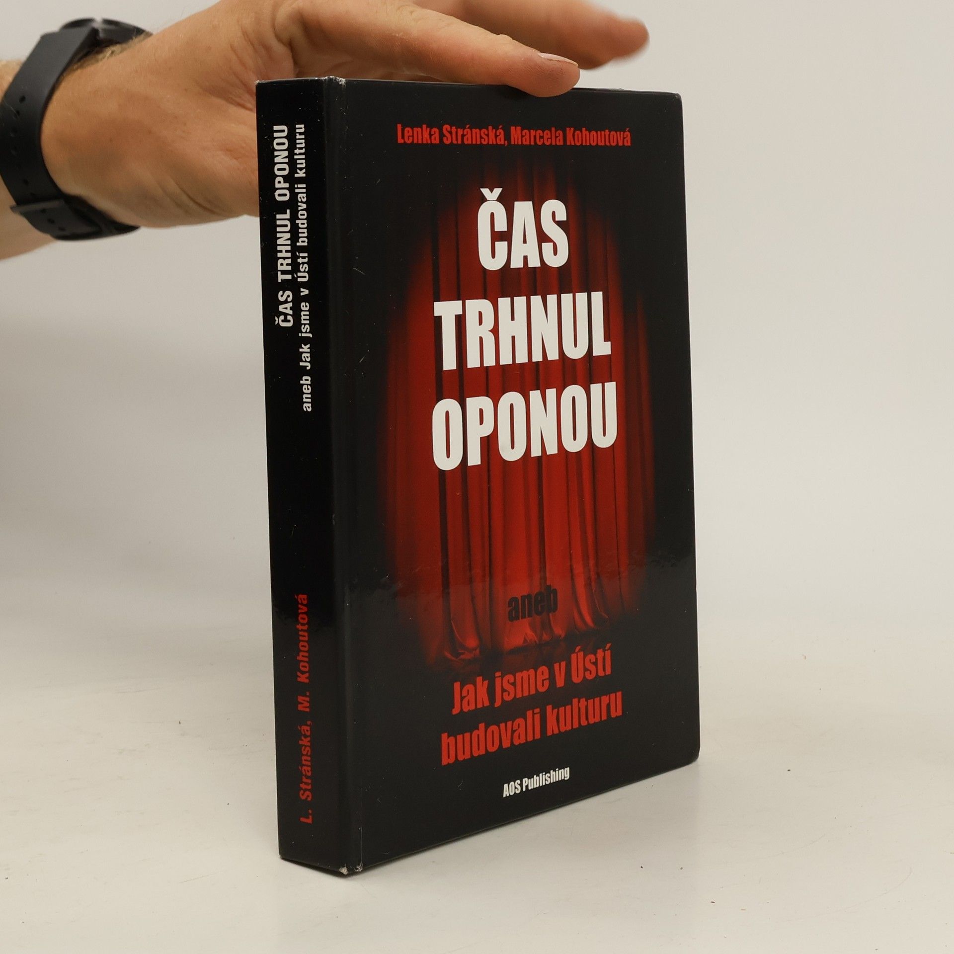 kolektiv Čas trhnul oponou