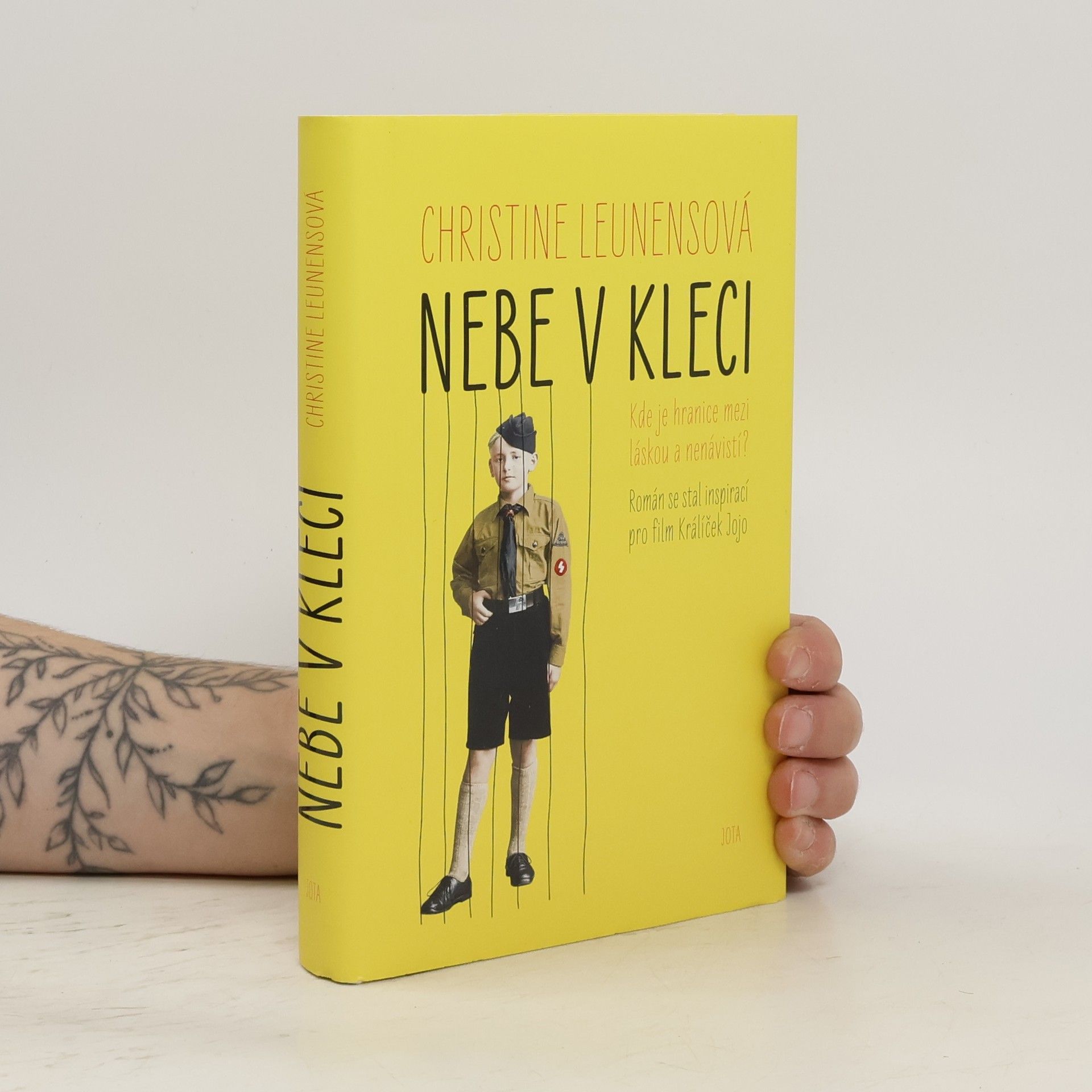 Christine Leunens Nebe v kleci