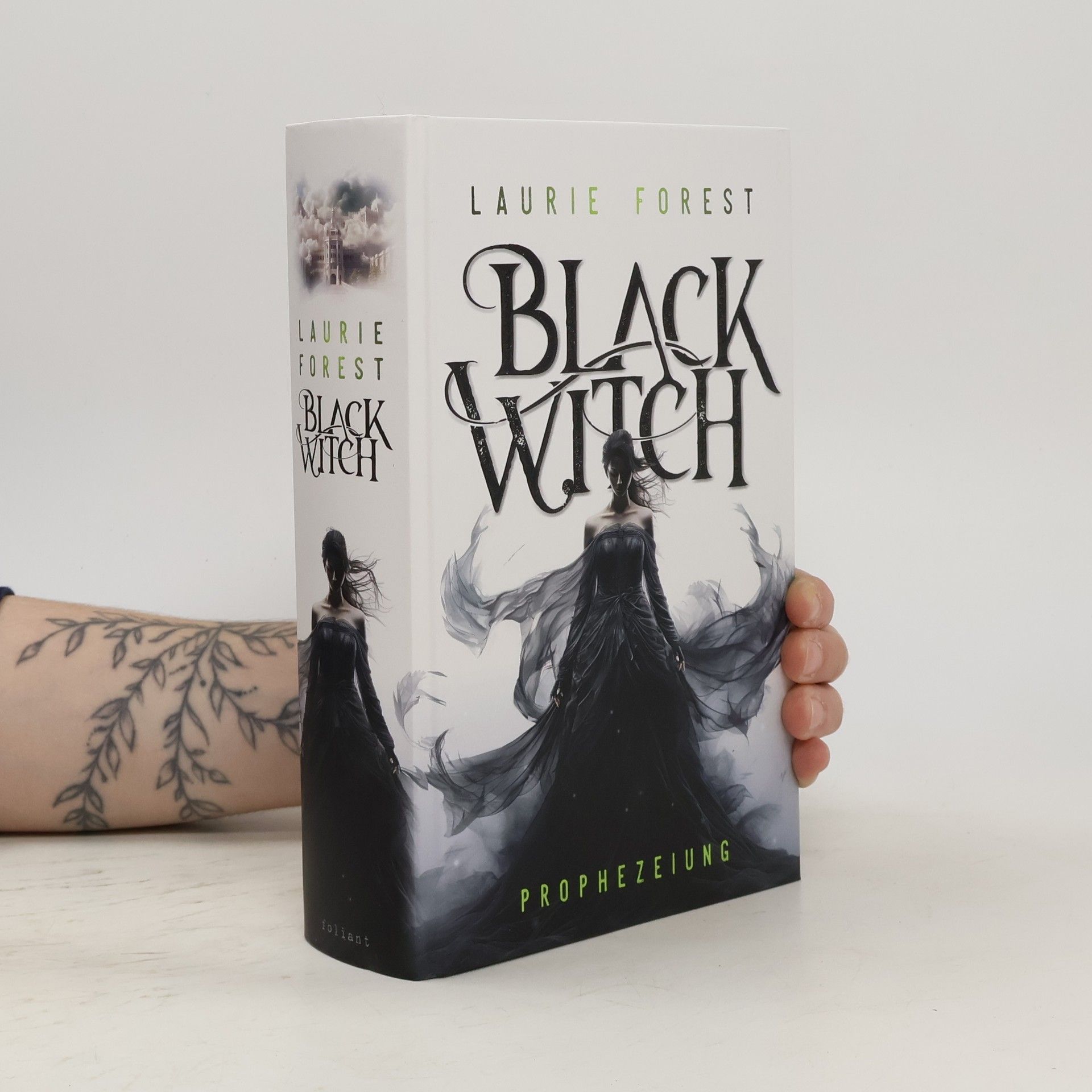 Laurie Forest Black Witch