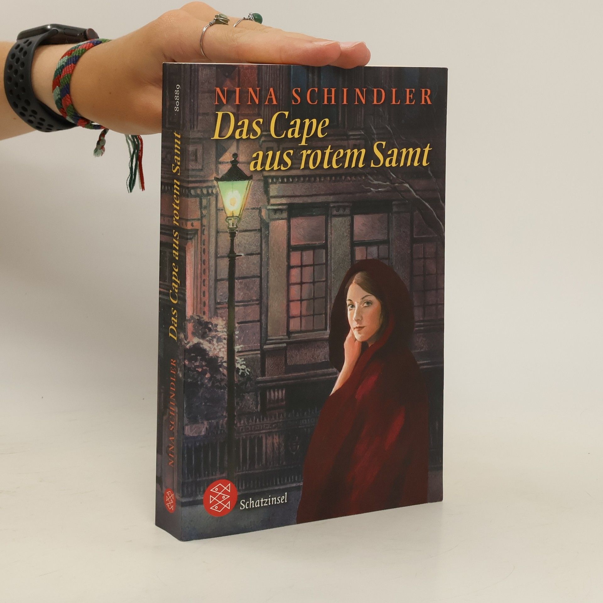 Nina Schindler Das Cape aus rotem Samt