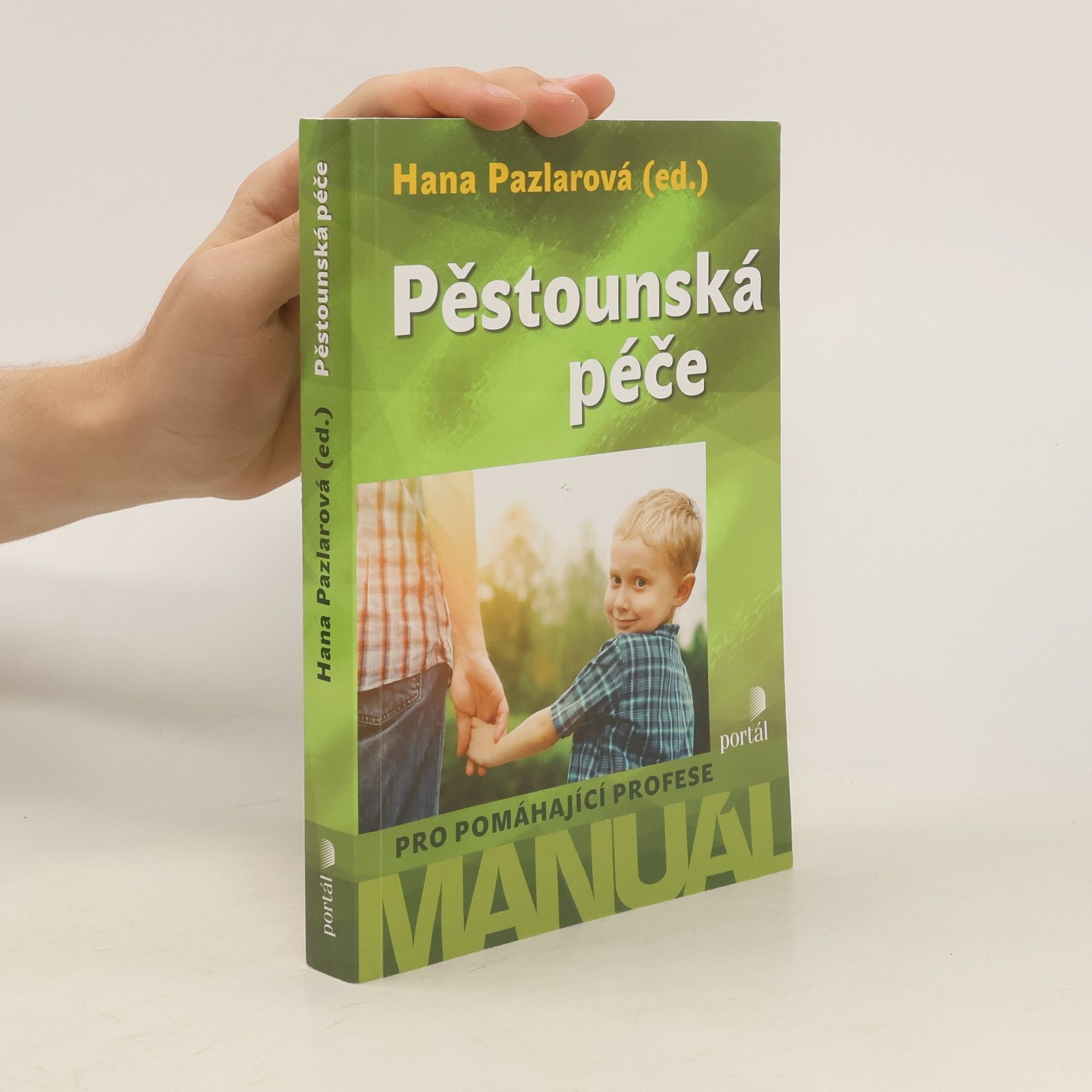 Hana Pazlarová Pěstounská péče : Manuál pro pomáhající profese