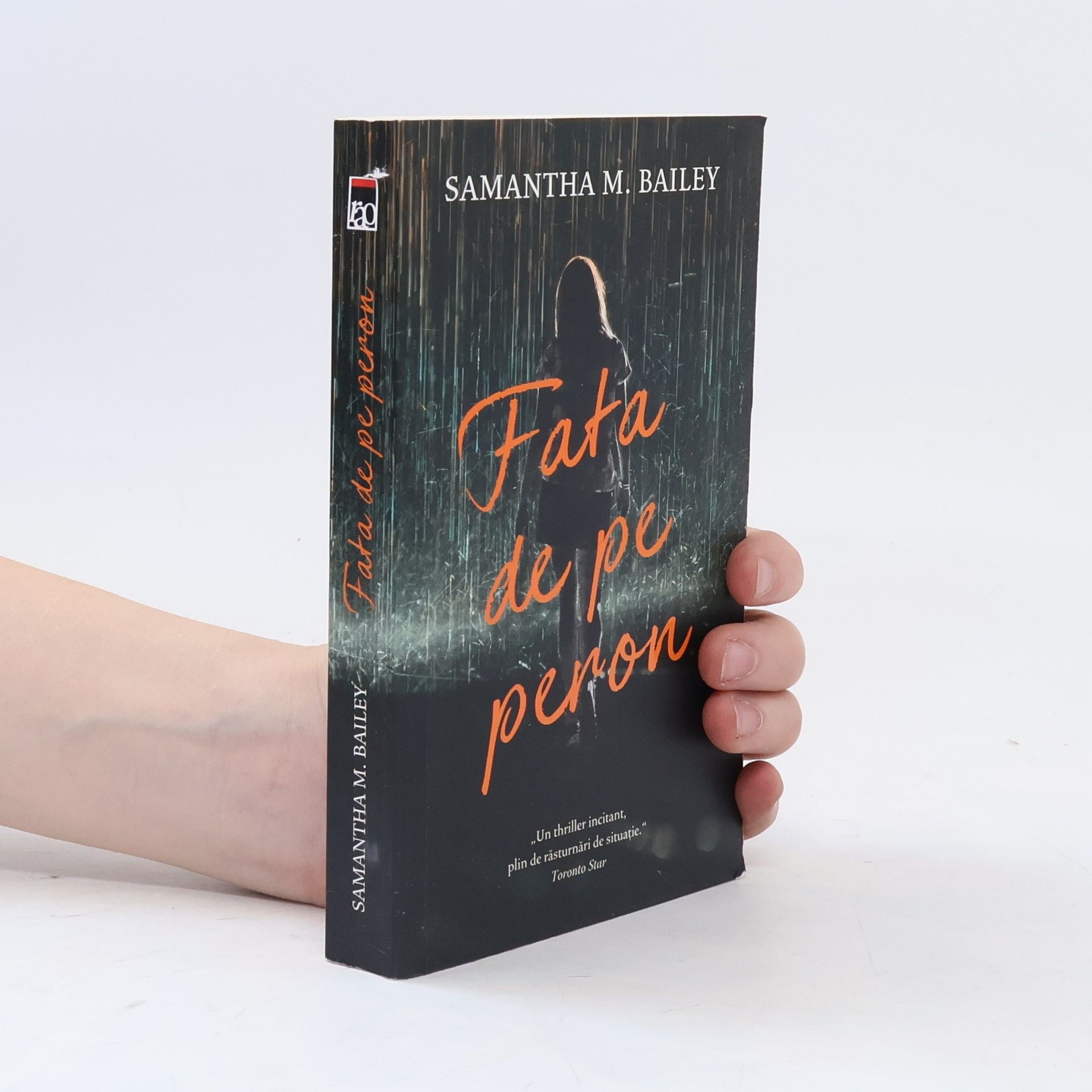 Samantha M. Bailey Farta de pe peron