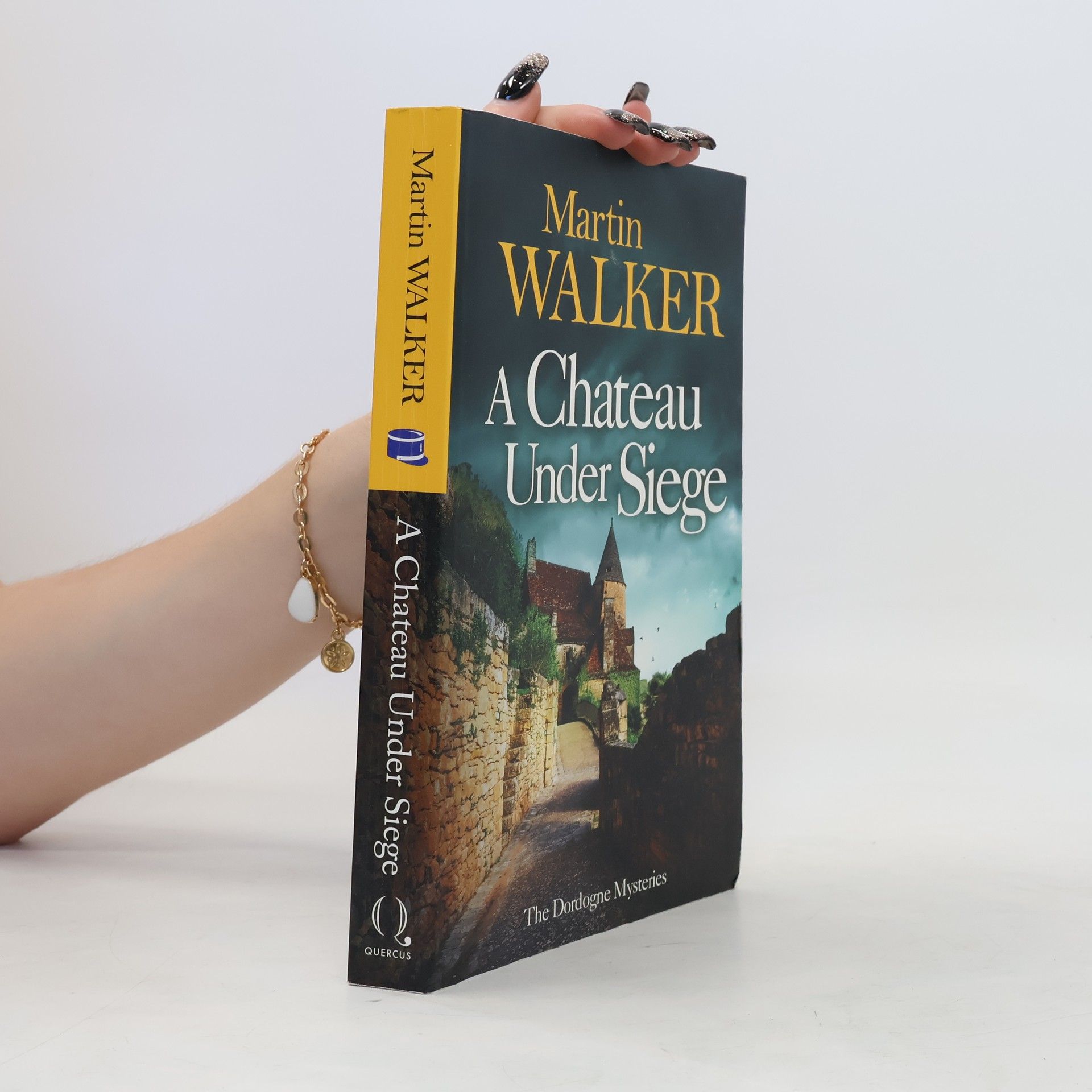 Martin Walker A Chateau Under Siege