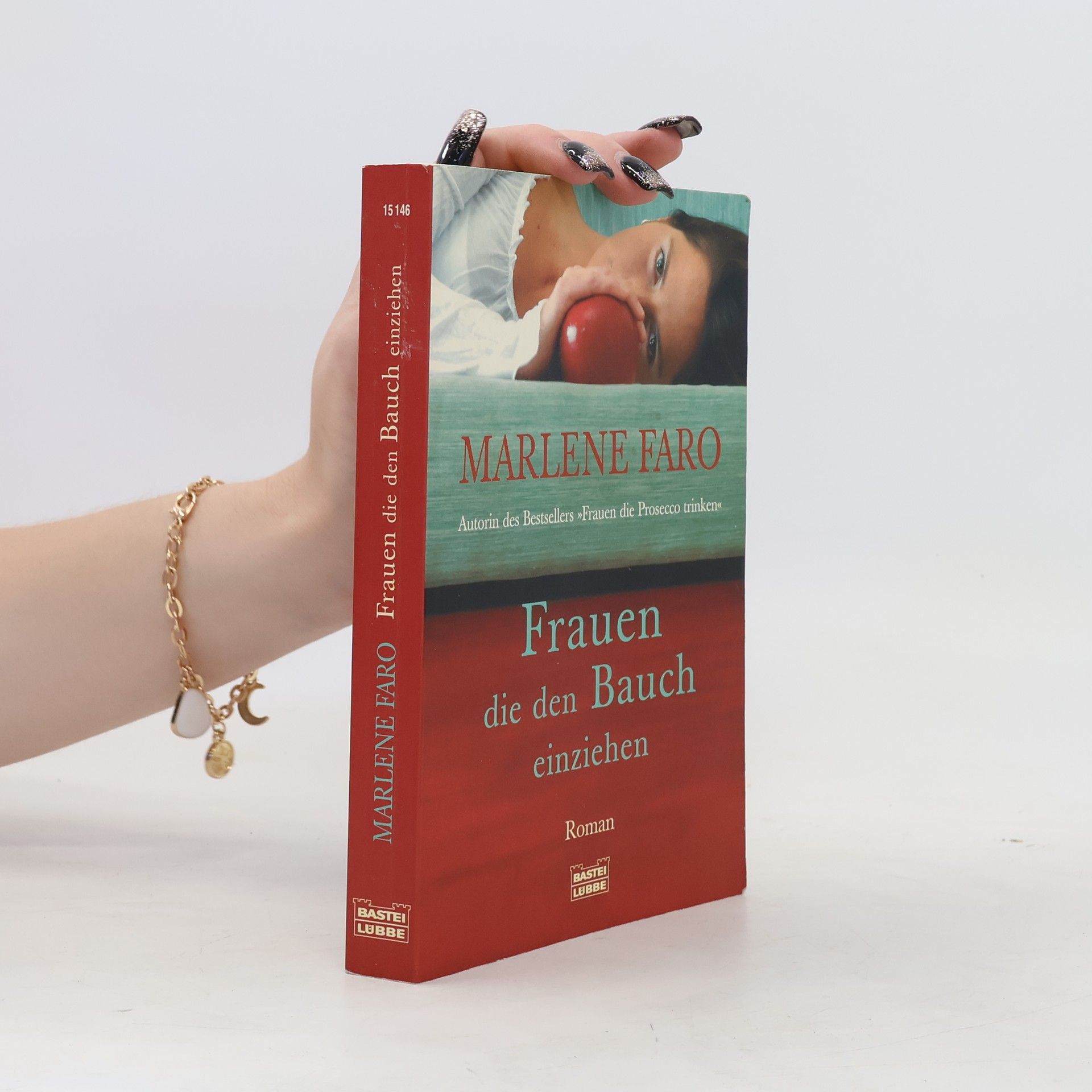 Marlene Faro Frauen, die den Bauch einziehen