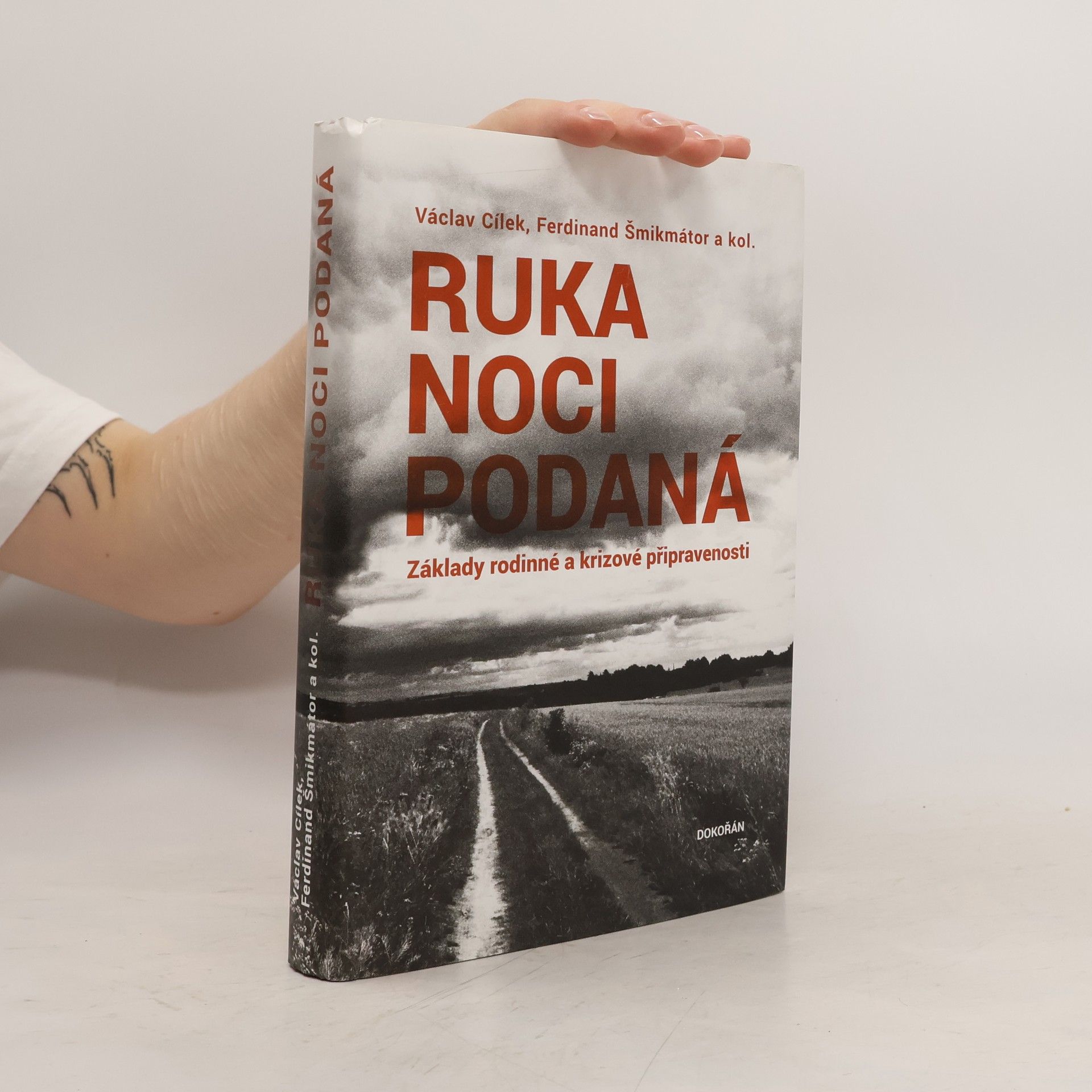 Václav Cílek Ruka noci podaná. Základy rodinné a krizové připravenosti