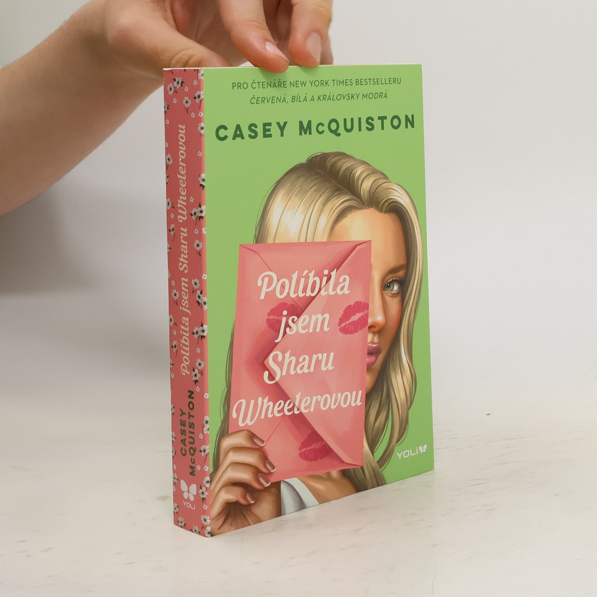 Casey McQuiston Políbila jsem Sharu Wheelerovou