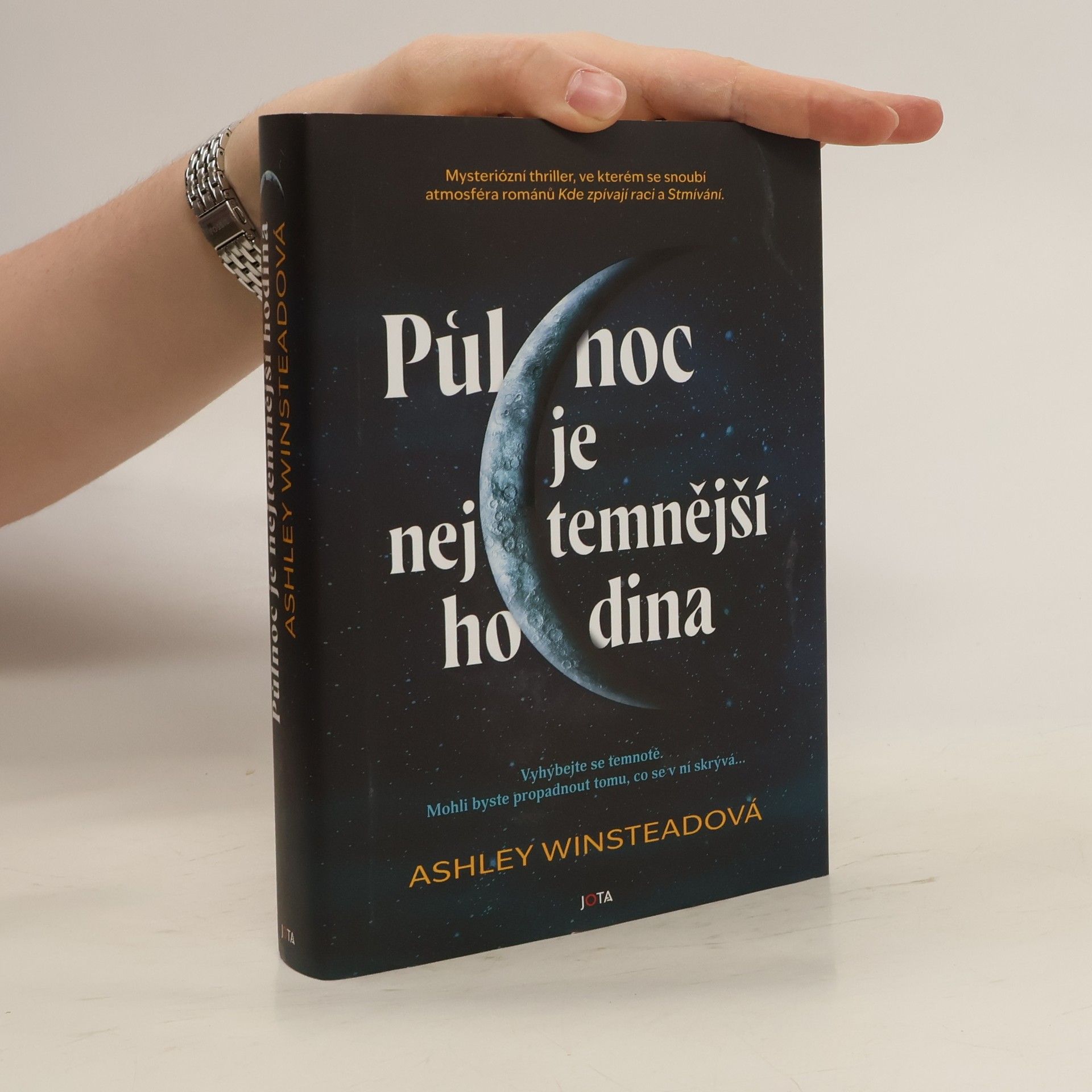 Ashley Winstead Půlnoc je nejtemnější hodina