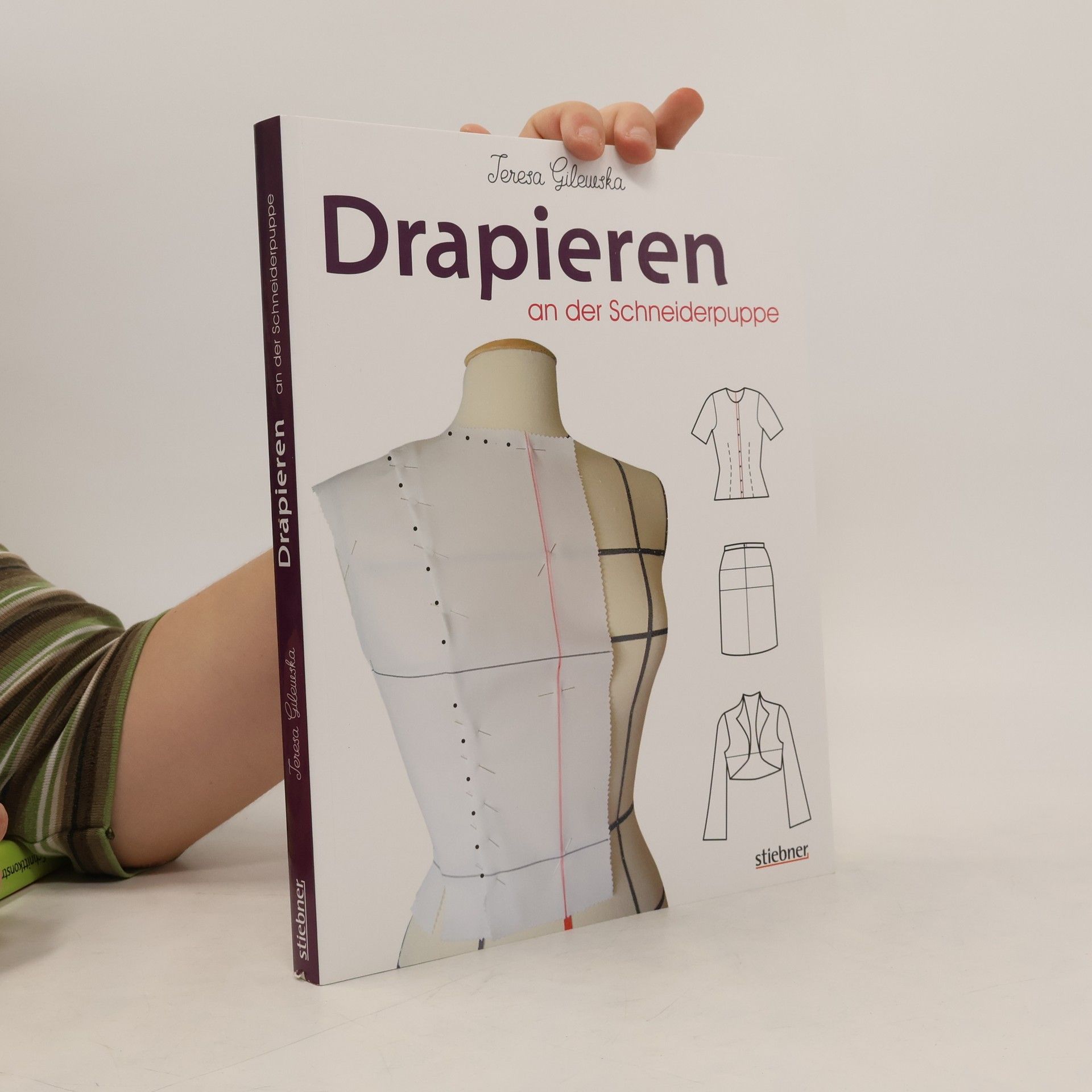 Teresa Gilewska Drapieren an der Schneiderpuppe