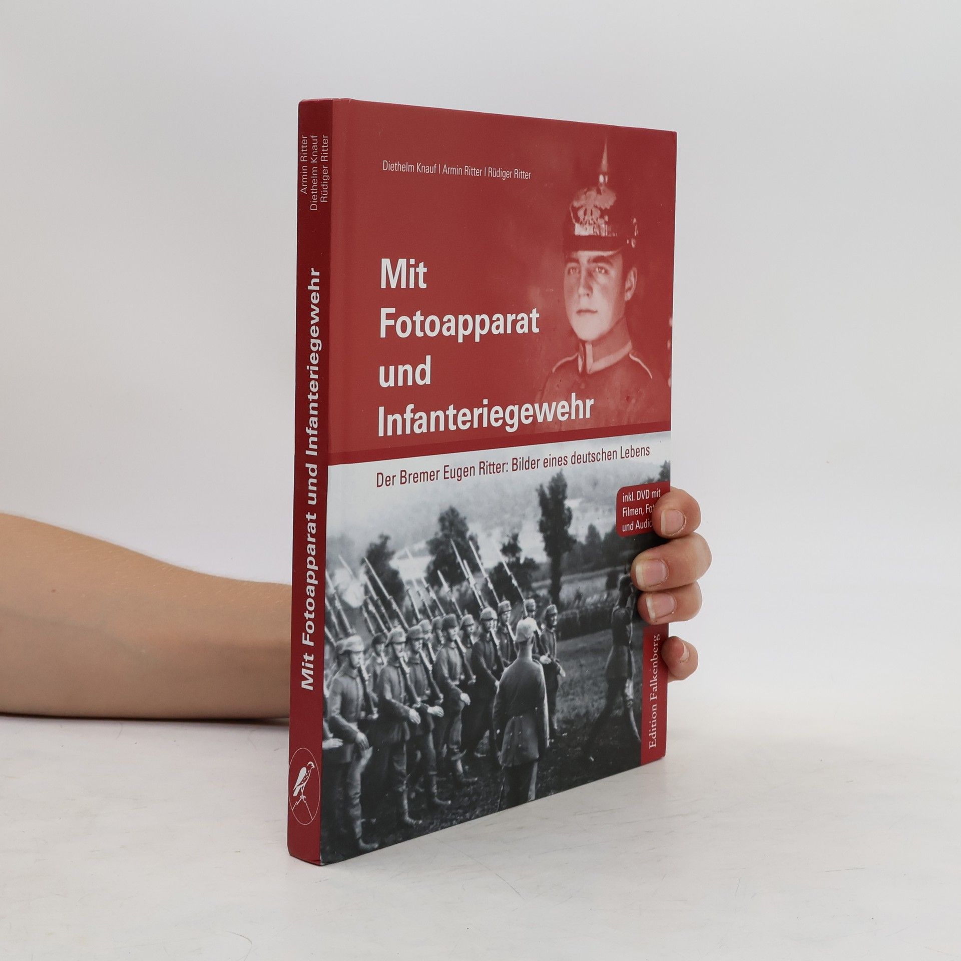 Diethelm Knauf Mit Fotoapparat und Infanteriegewehr