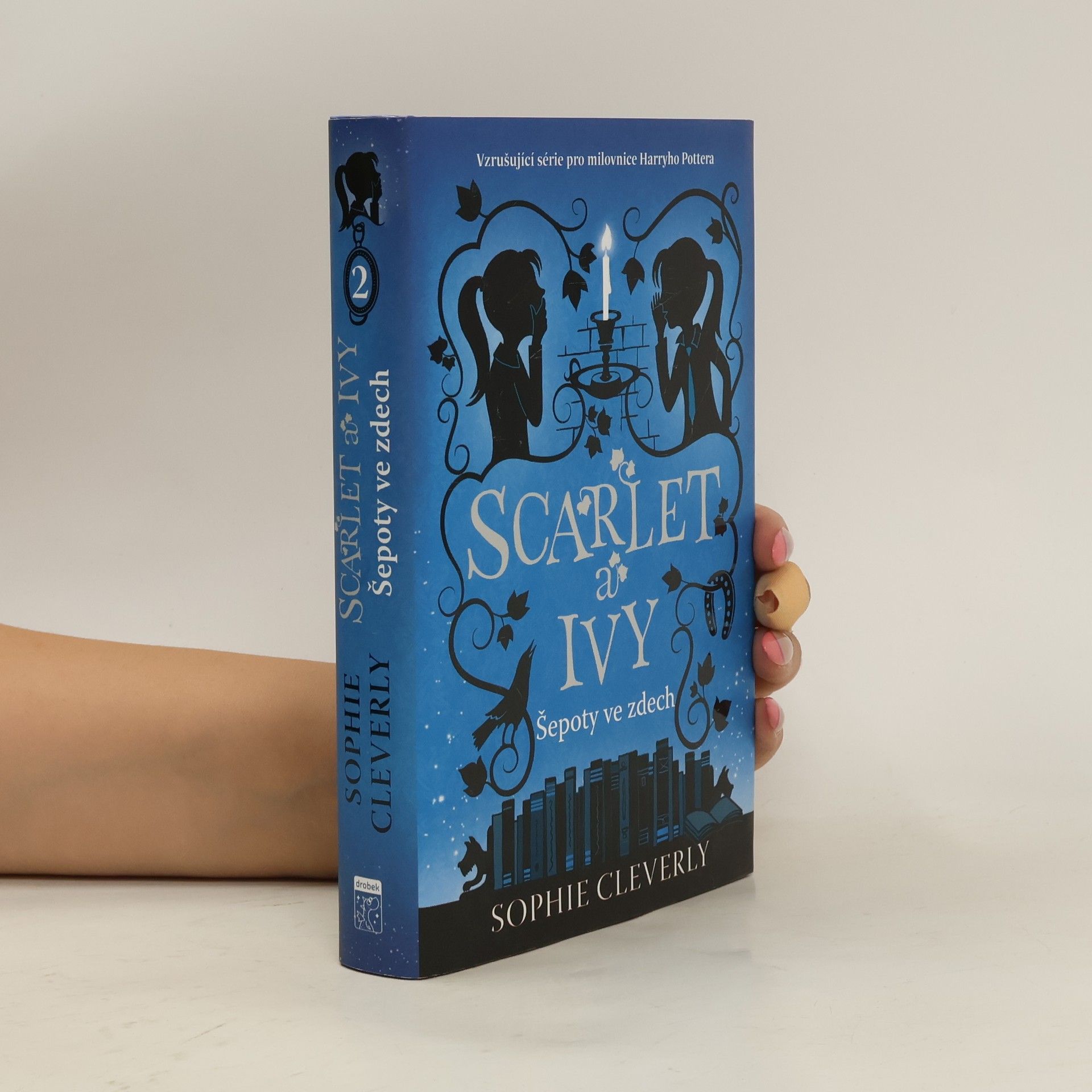 Sophie Cleverly Scarlet a Ivy. Šepoty ve zdech