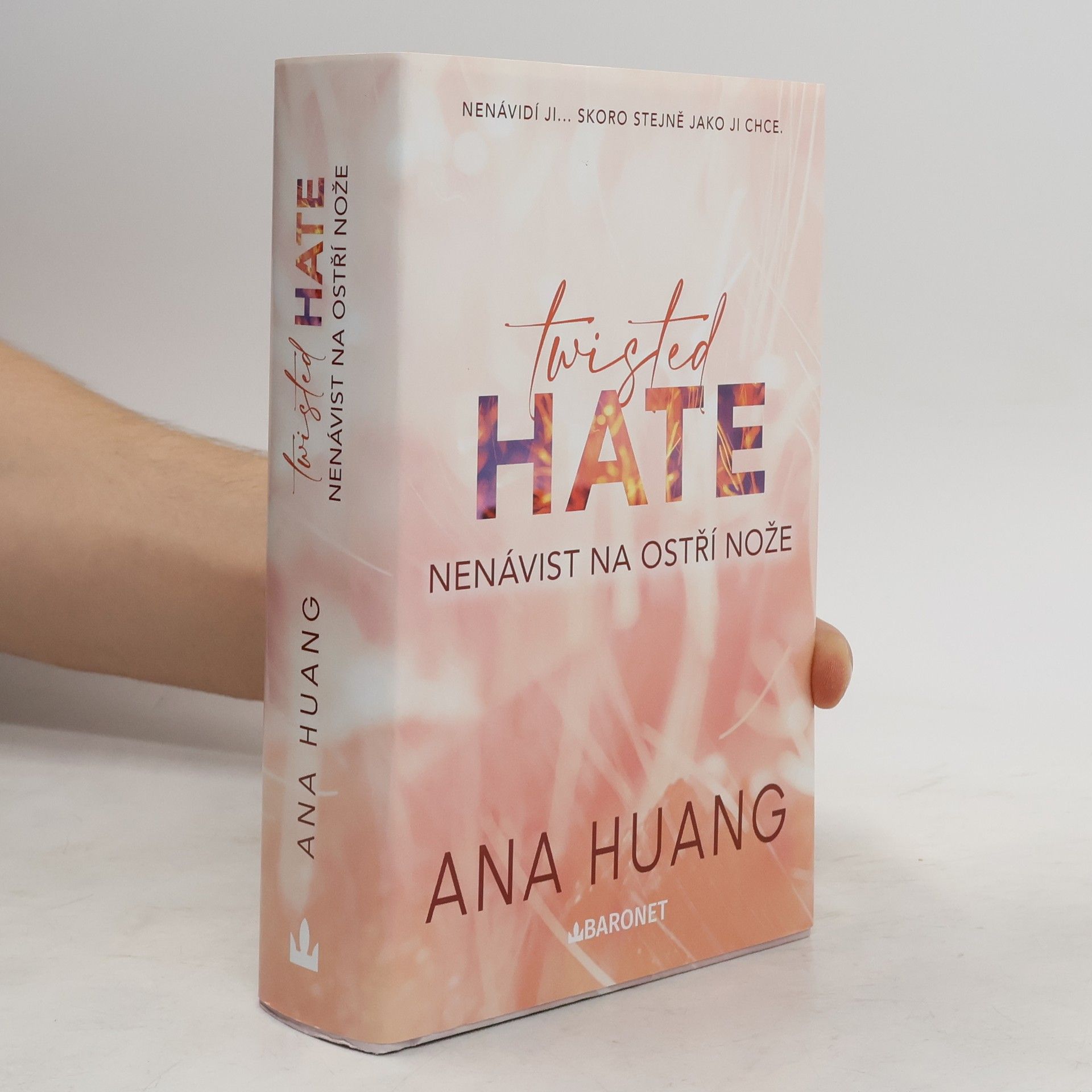 Ana Huang Twisted Hate: Nenávist na ostří nože