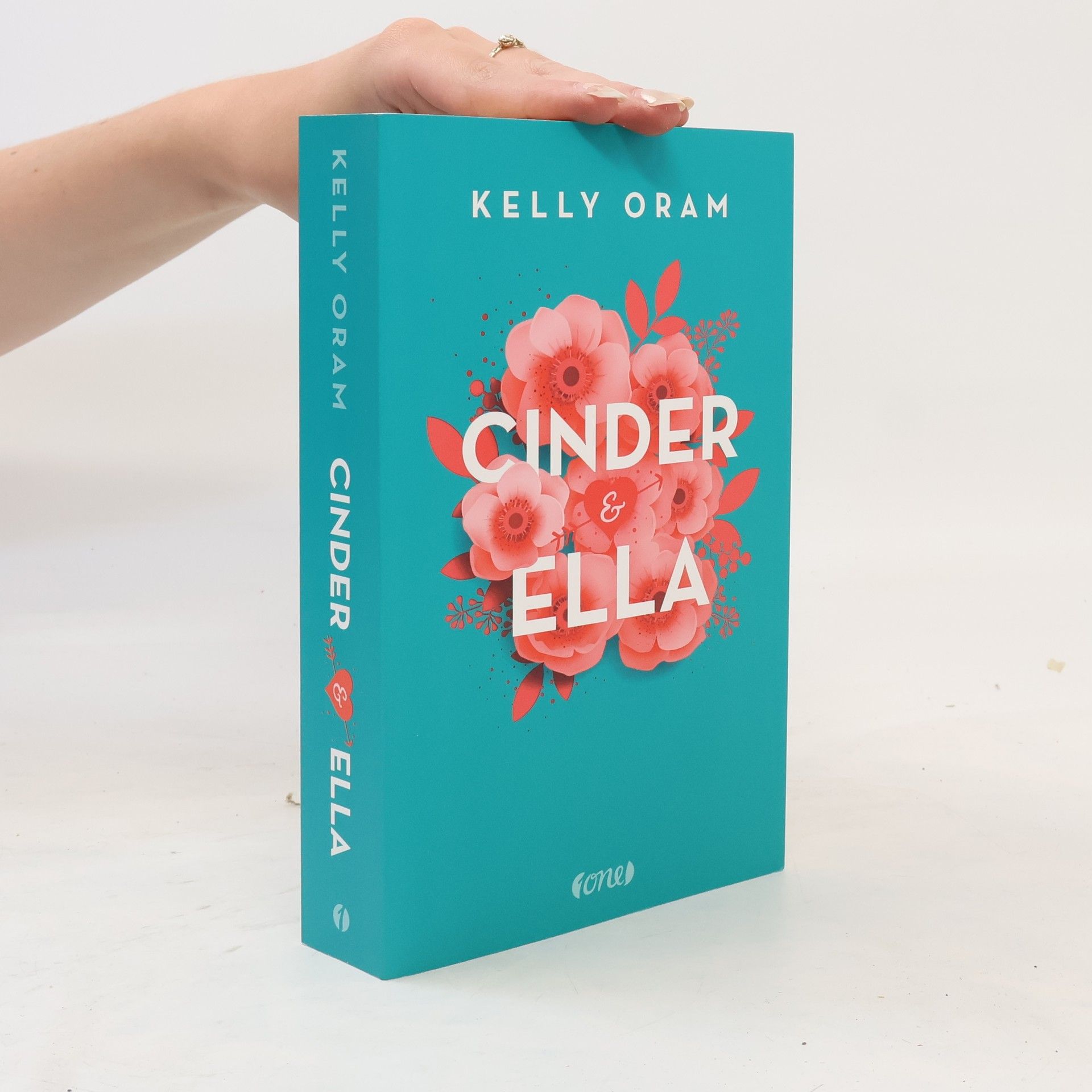 Kelly Oram Cinder & Ella 1