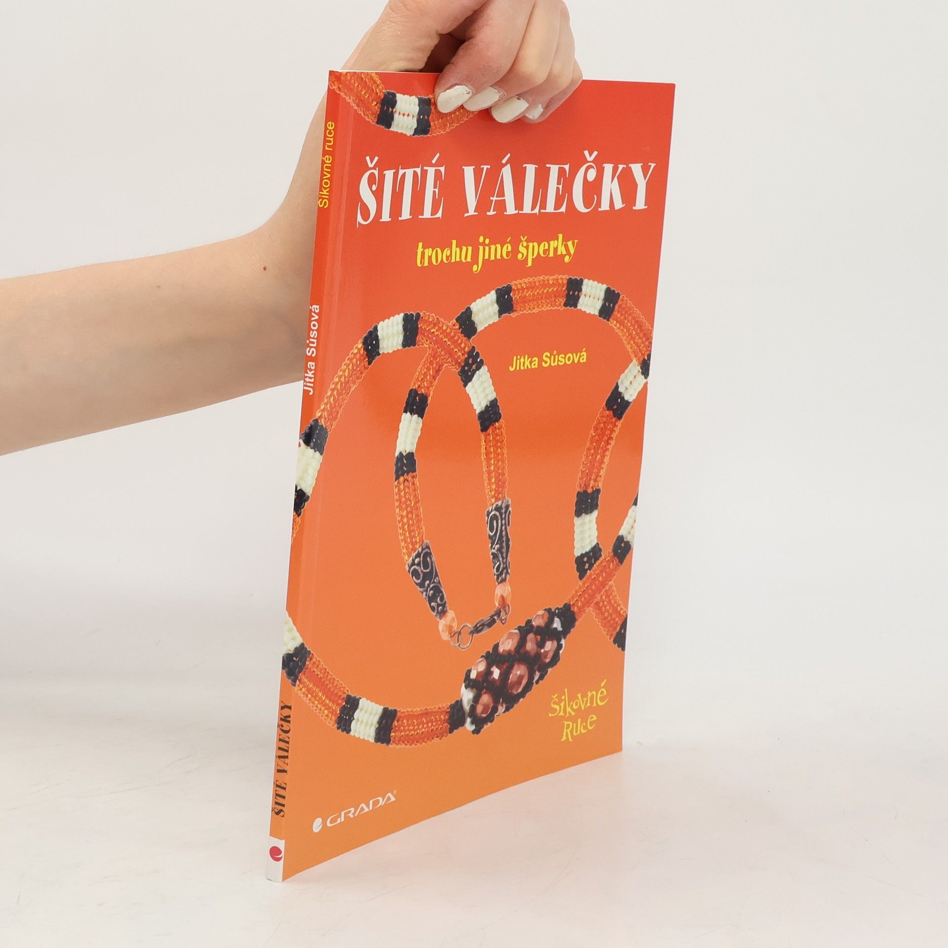 Jitka Sůsová Šité válečky – trochu jiné šperky
