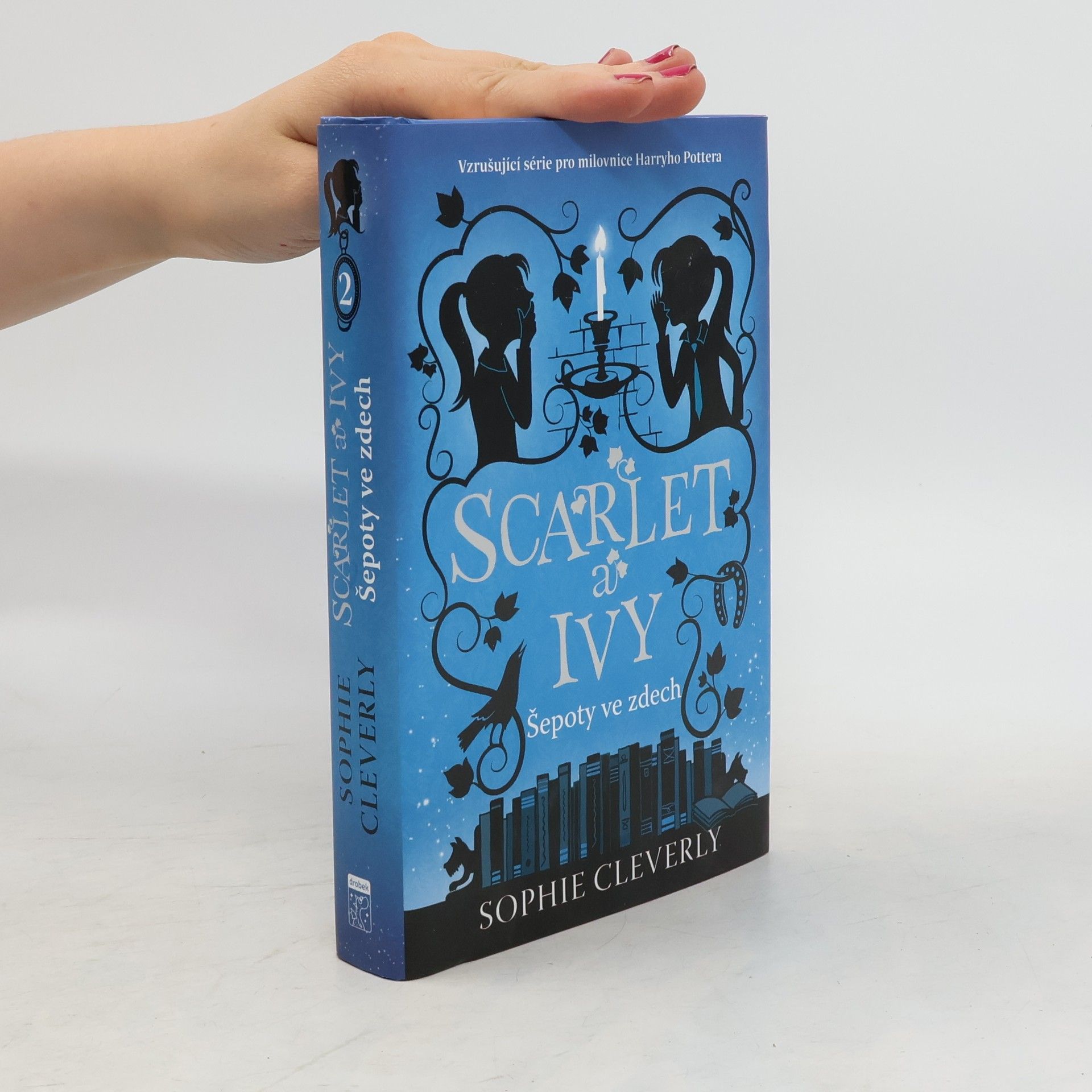 Sophie Cleverly Scarlet a Ivy. Šepoty ve zdech