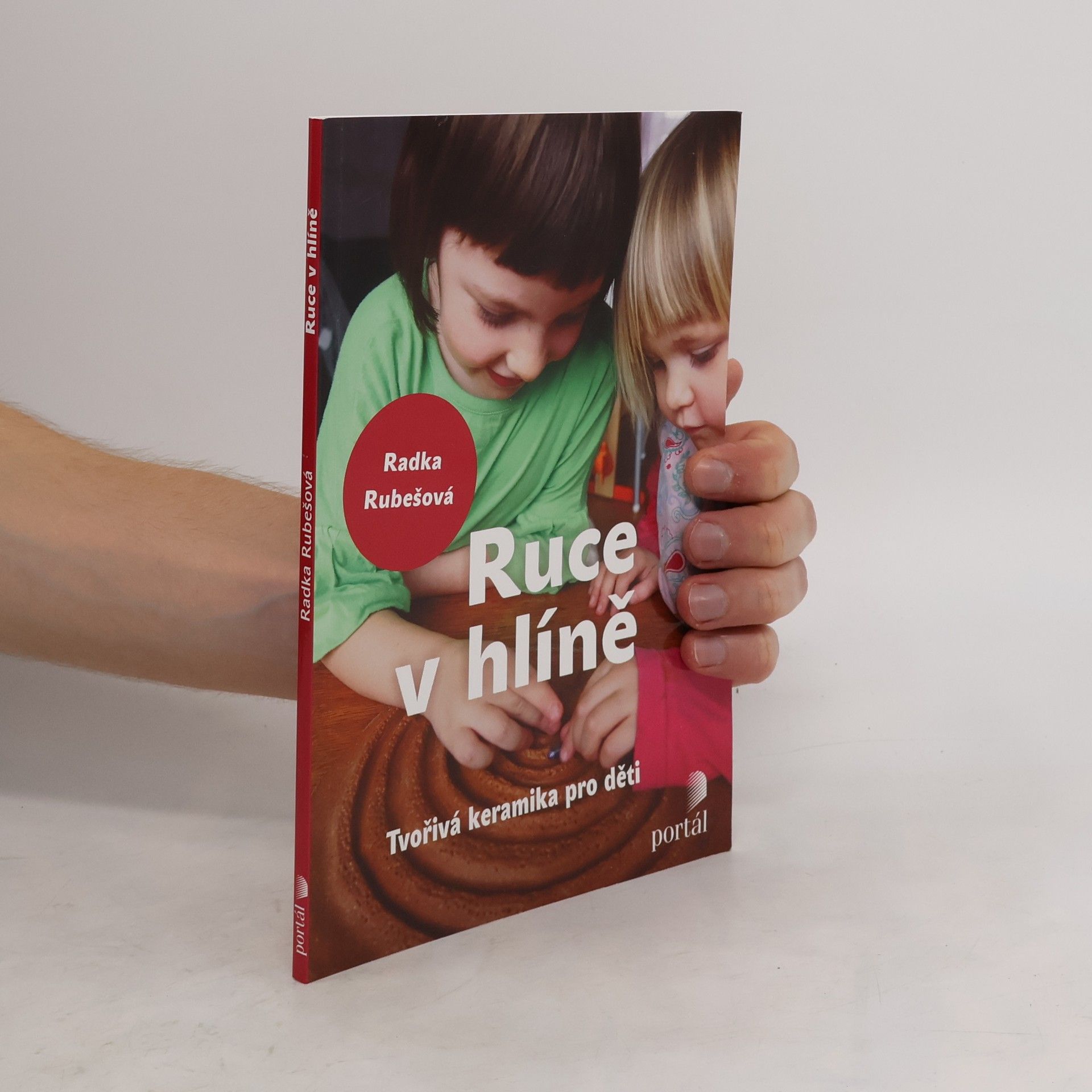 Radka Rubešová Ruce v hlíně